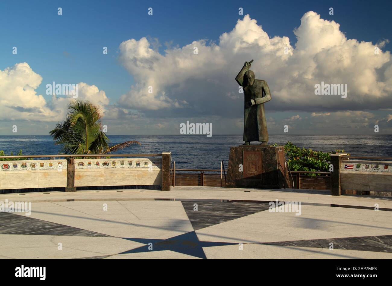 Une statue de Jean-Baptiste, avec une belle toile de fond de l'océan Atlantique nuageux, surplombe la Plaza San Juan Bautista dans le Vieux San Juan, Porto Rico Banque D'Images