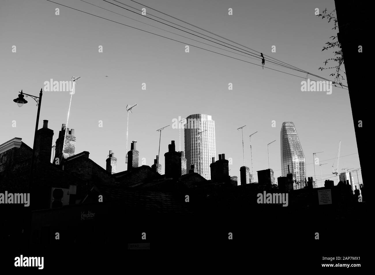En regardant les cheminées sur le toit et les grandes antennes de télévision des maisons privées dans le quartier de Waterloo à Londres vers la ville de Londres Banque D'Images