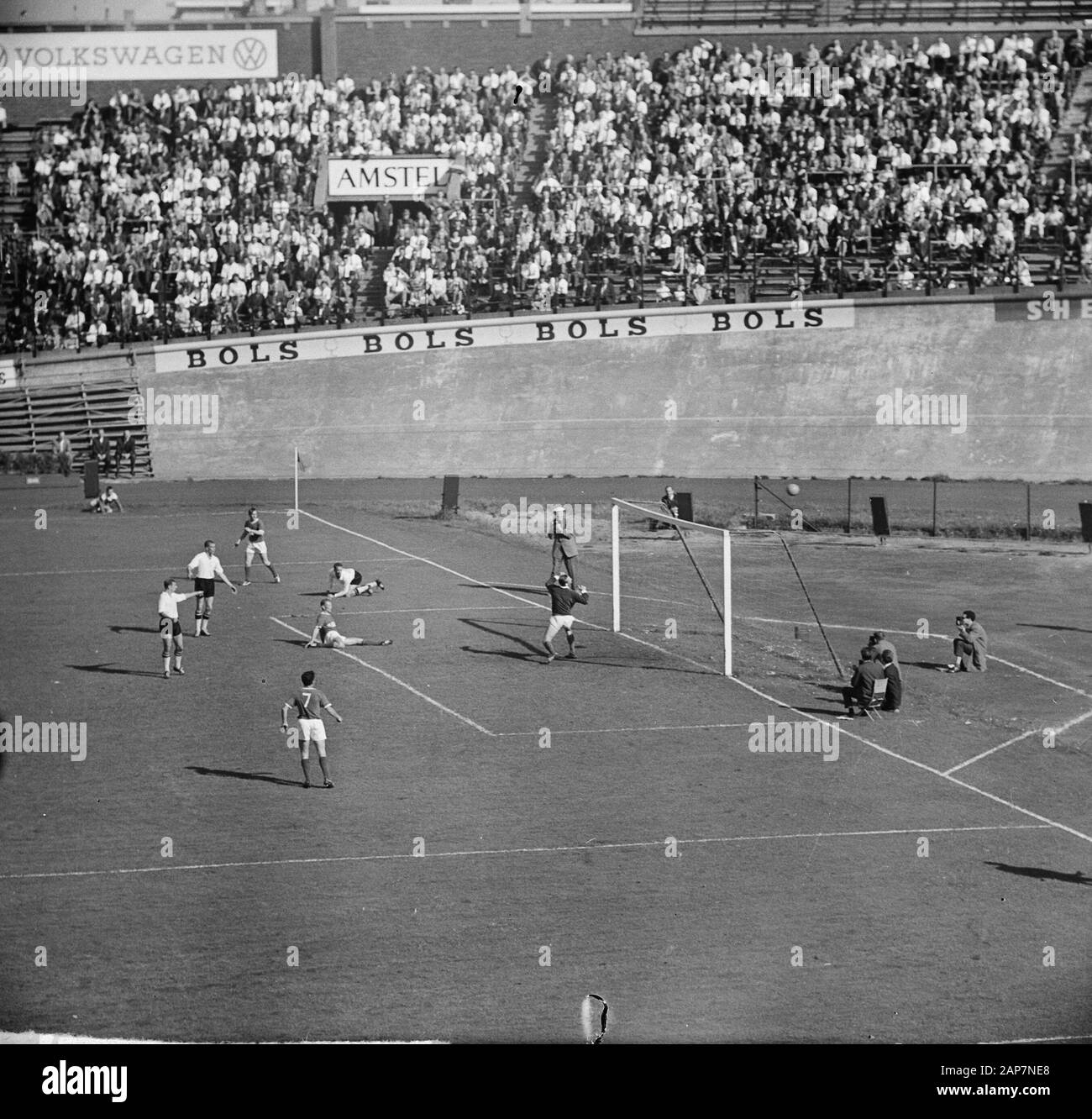 Blue-White contre 0-2 NAC. L'/Anefo Banque D'Images