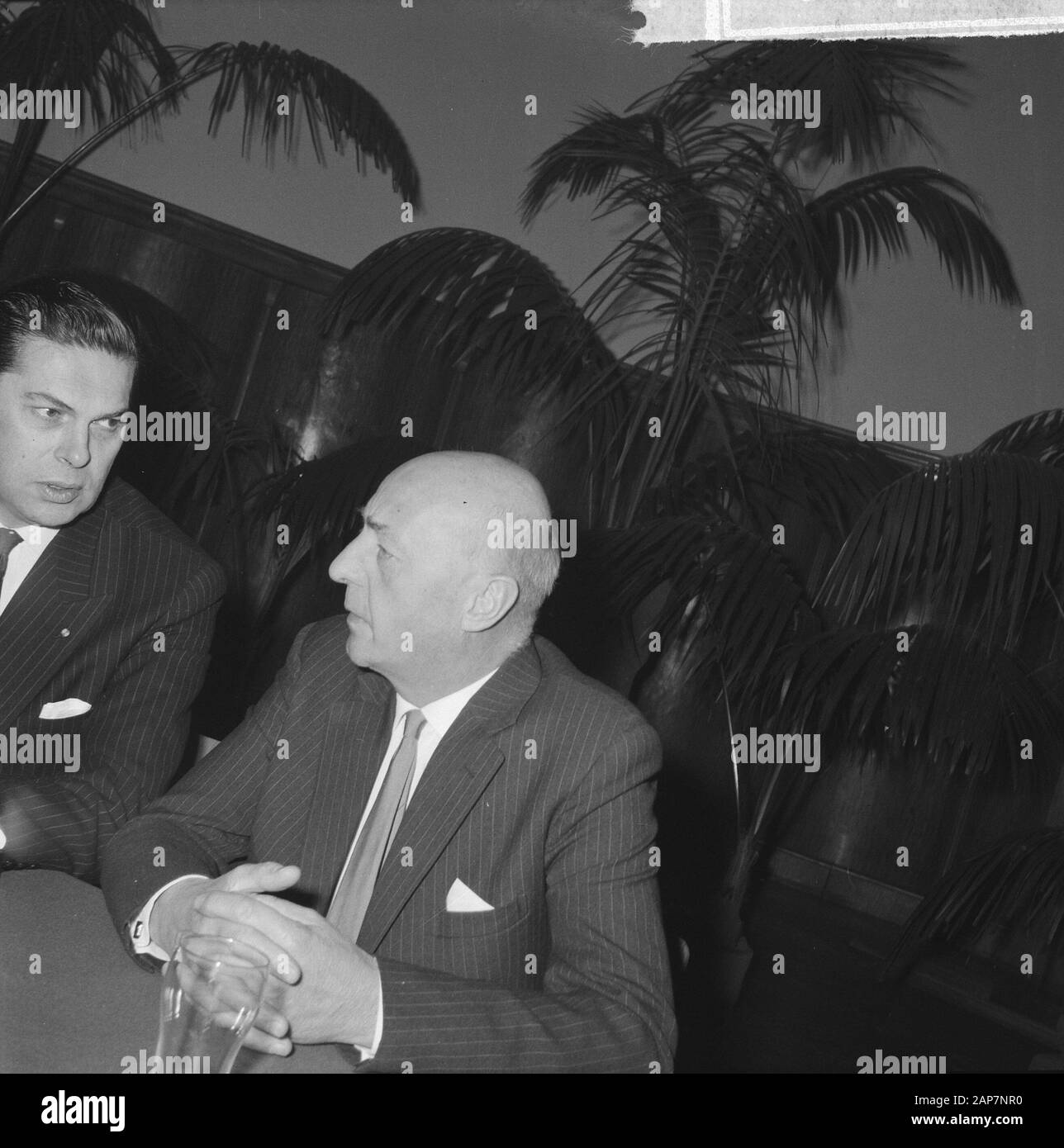 Réunion à l'auditorium de la ville de Leyde. Position néerlandaise dans la politique agricole européenne, l'objet de discussions. Ministre Biesheuvel en conversation avec le Dr S.L. MANSHOLT Date : 14 décembre 1963 Location : Leiden, Hollande-mérid. Mots clés : rencontres, conversations, les ministres nom personnel : Barend Biesheuvel, Banque D'Images