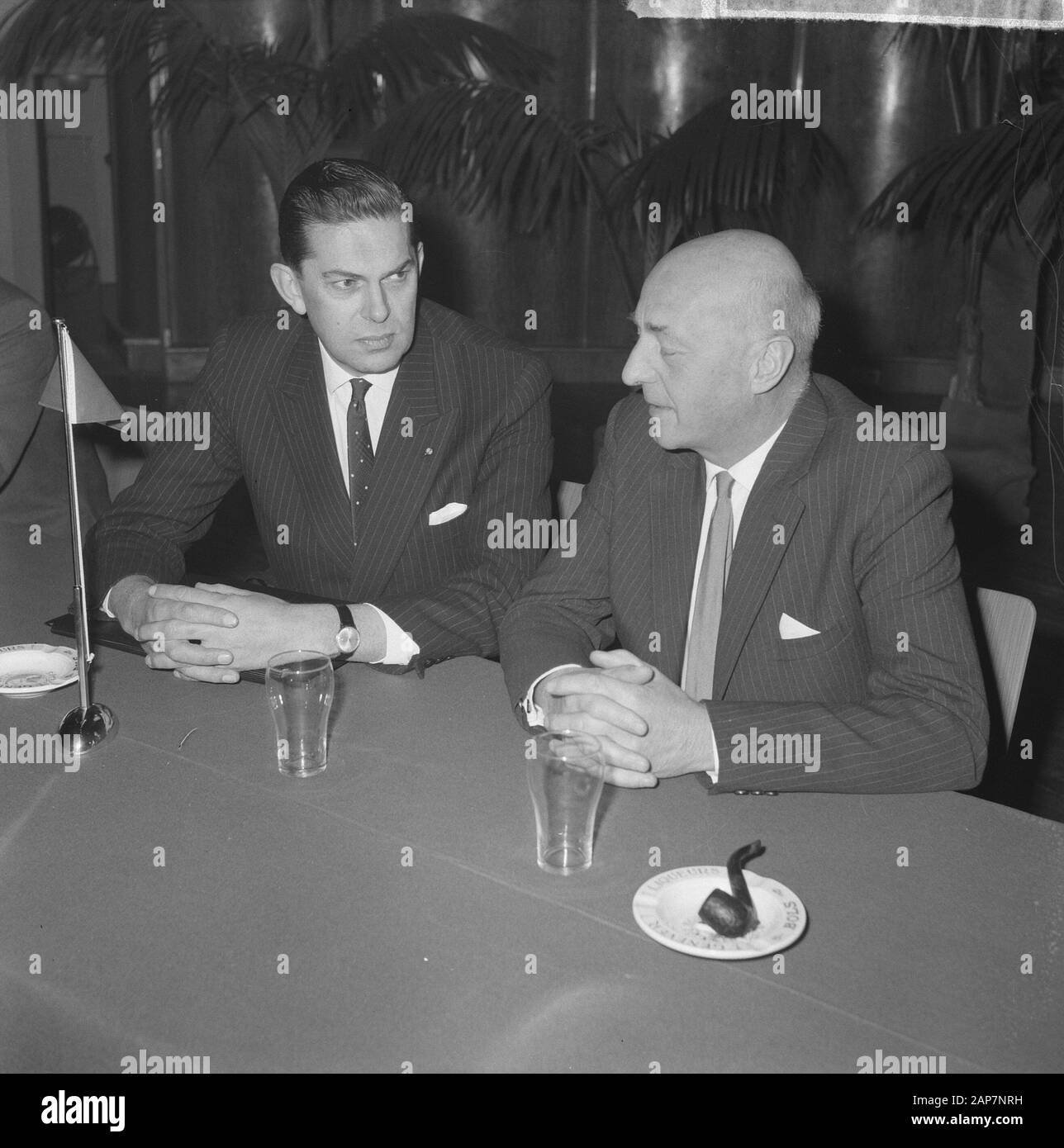 Réunion à l'auditorium de la ville de Leyde. Position néerlandaise dans la politique agricole européenne, l'objet de discussions. Ministre Biesheuvel en conversation avec le Dr S.L. MANSHOLT Date : 14 décembre 1963 Location : Leiden, Hollande-mérid. Mots clés : rencontres, conversations, les ministres nom personnel : Barend Biesheuvel, Banque D'Images