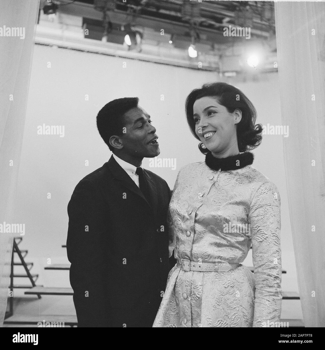 Le Corry Brokken show Vara TV le 1 décembre. Corry Brokken avec Donald Jones Date : 27 Novembre 1963 Nom : Corry Brokken,, Jones, Donald Banque D'Images