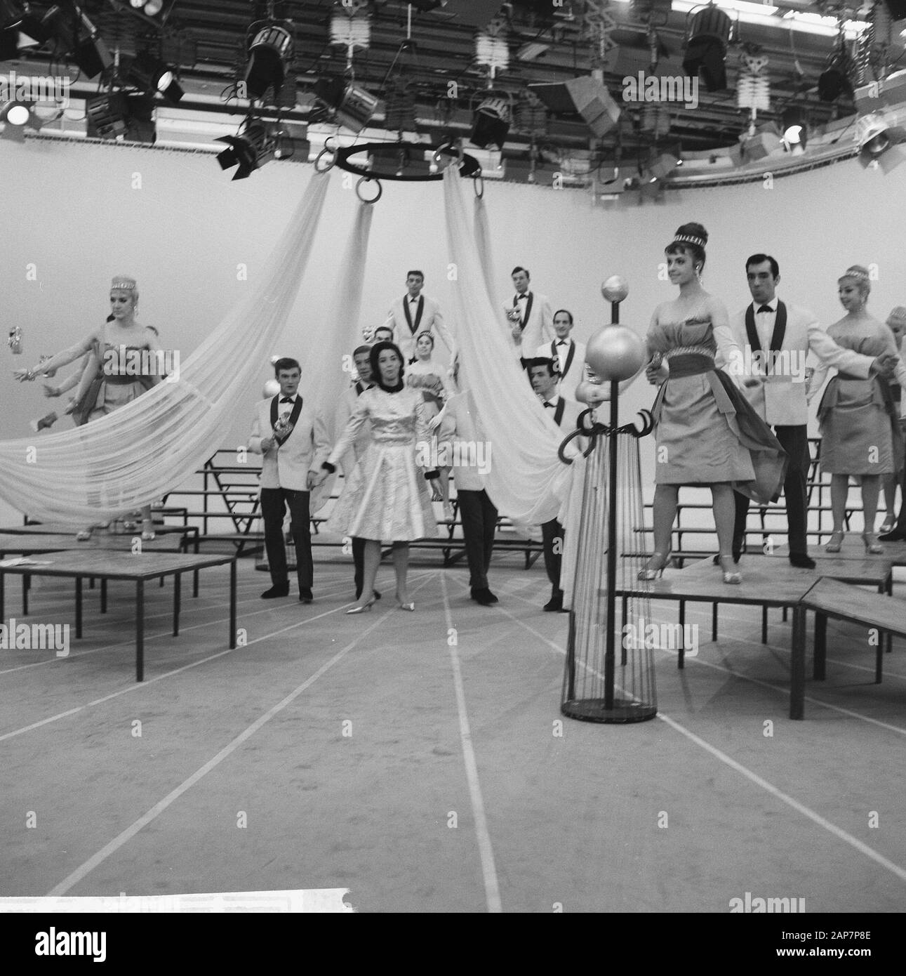 Le Corry Brokken show Vara TV le 1 décembre. Sommaire Corry Brokken Date : 27 novembre 1963 Mots-clés : la télévision, les émissions de télévision, les chanteurs nom : personnel, Corry Brokken Banque D'Images