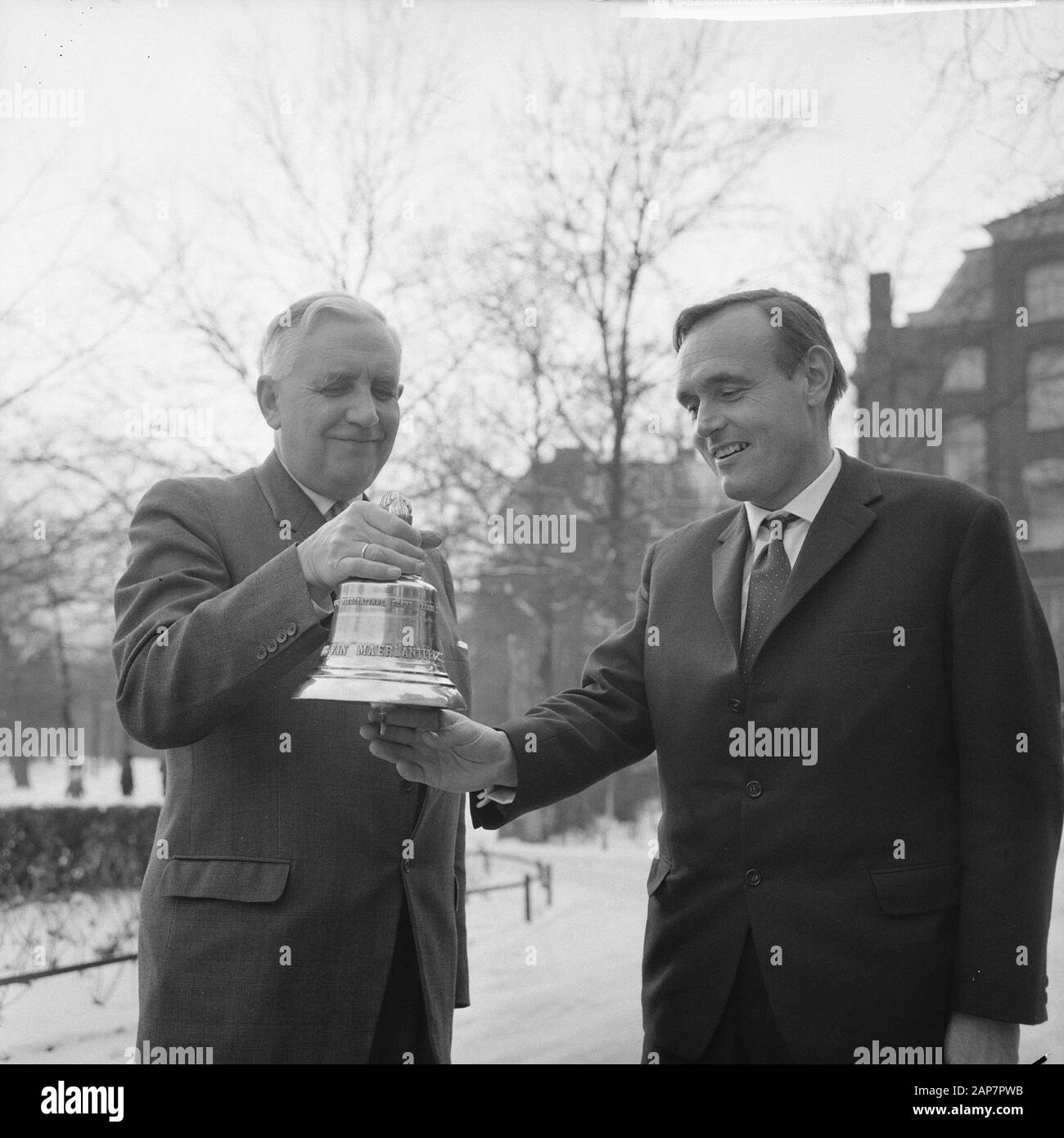 Le premier prix Jacob van Maerlant pour les publications scientifiques Populaires créé par la Fondation IVIO a été attribué par le jury au Professeur d'Amsterdam Dr. A. Stok pour le livret sur le Comportement primitif de l'OA, une particule de la série AO sur la proto-psychologie publiée le 6 septembre 1963. Le prix se compose d'un prix en espèces et d'une cloche de la plus ancienne cloche du monde petit en Fritsen à Aarle-Rixtel et porte l'inscription Jacob van Maerlantprijs 1964. Le Dr Stolk (à droite) fait sonner la sonnette fort au-dessus du Vondelpark. Sur la gauche se trouve le professeur P.H.J. Idenburg qui lui a remis le Banque D'Images