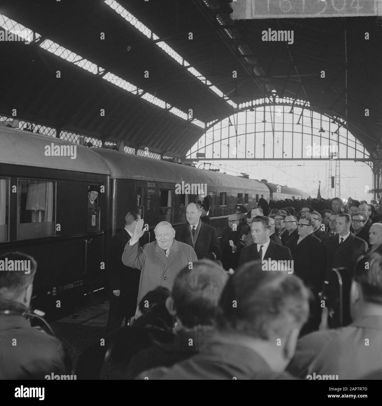 Chancelier Erhard aux Pays-Bas, bienvenue à la station Date: 2 mars 1964 lieu: Pays-Bas mots clés: Chancellors, stations Nom personnel: Erhard Banque D'Images