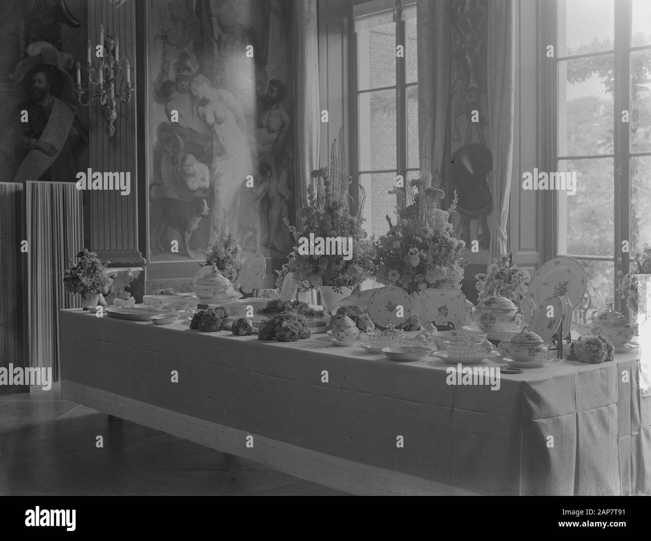 Célébration de la fête de mariage de 12,5 ans de la Reine Juliana et du prince Bernhard Description: La table cadeau de Palace Huis ten Bosch Date: 8 juillet 1949 lieu: La Haye, Zuid-Holland mots clés: Cadeaux, fêtes de mariage, tables Nom de l'institution: Palace Huis ten Bosch Banque D'Images