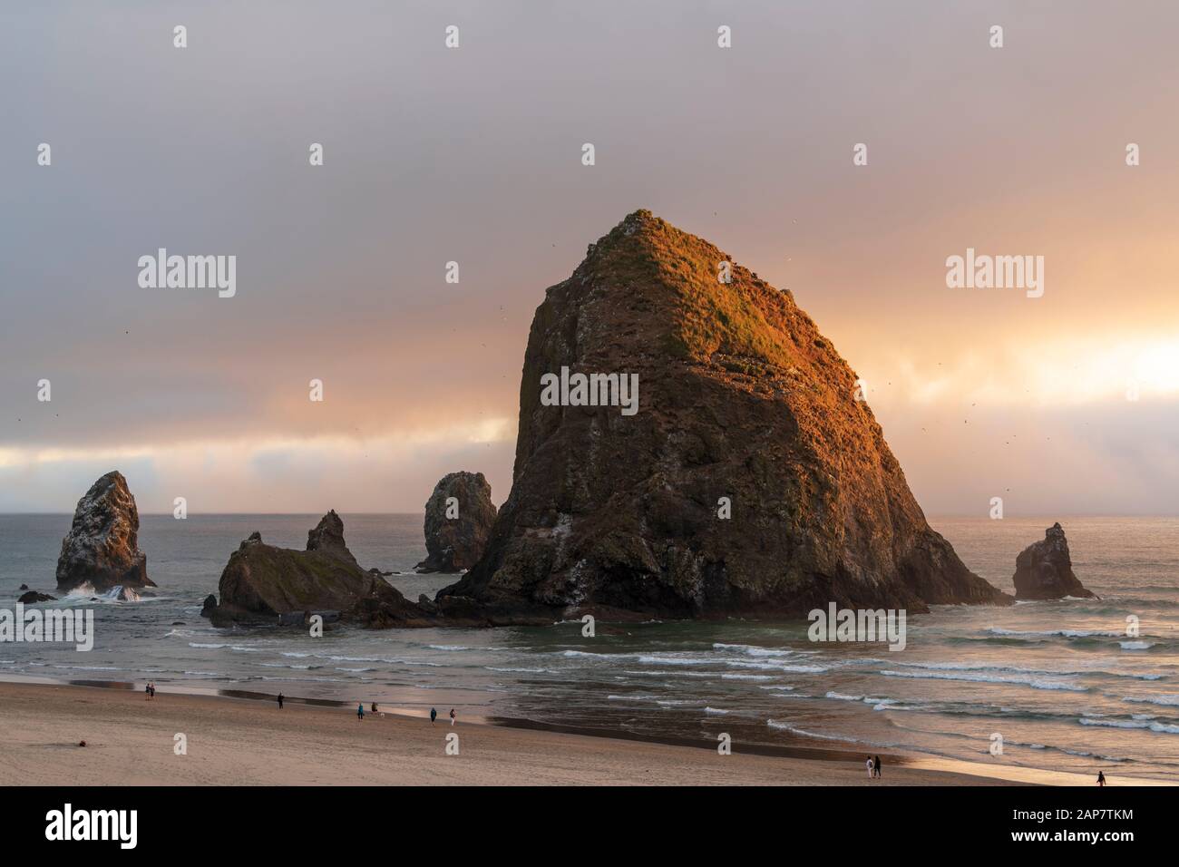 Sun sur Haystack Rock situé à Cannon Beach, Oregon. Banque D'Images