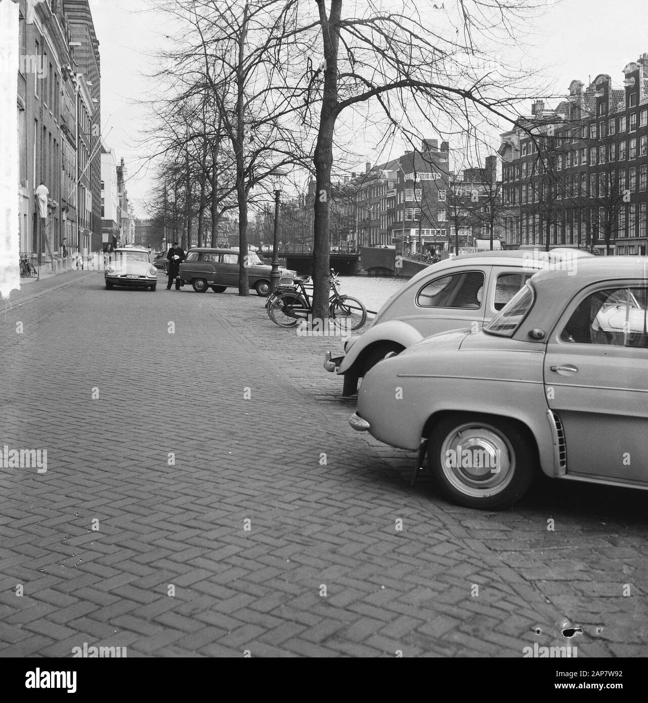 Zone bleue entre Vijzelstraat et Leidsestraat du côté impair, sur le canal où maintenant un trou est gratuit pour une voiture Date: 14 avril 1964 lieu: Amsterdam, Noord-Holland mots clés: Voitures, parking, circulation Banque D'Images