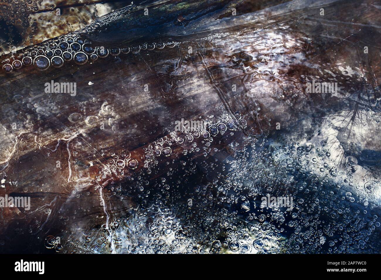 Vue macro abstraite de l'eau partiellement gelée. Banque D'Images
