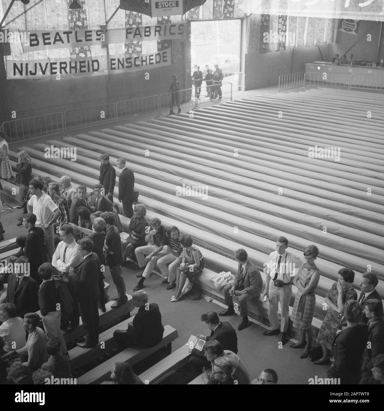 Beatles dans notre pays, leur performance dans la salle de vente aux enchères à Blokker, public Date: 7 juin 1964 lieu: Blocker mots clés: Performances, public, salles de vente aux enchères Nom de l'institution: Beatles Banque D'Images