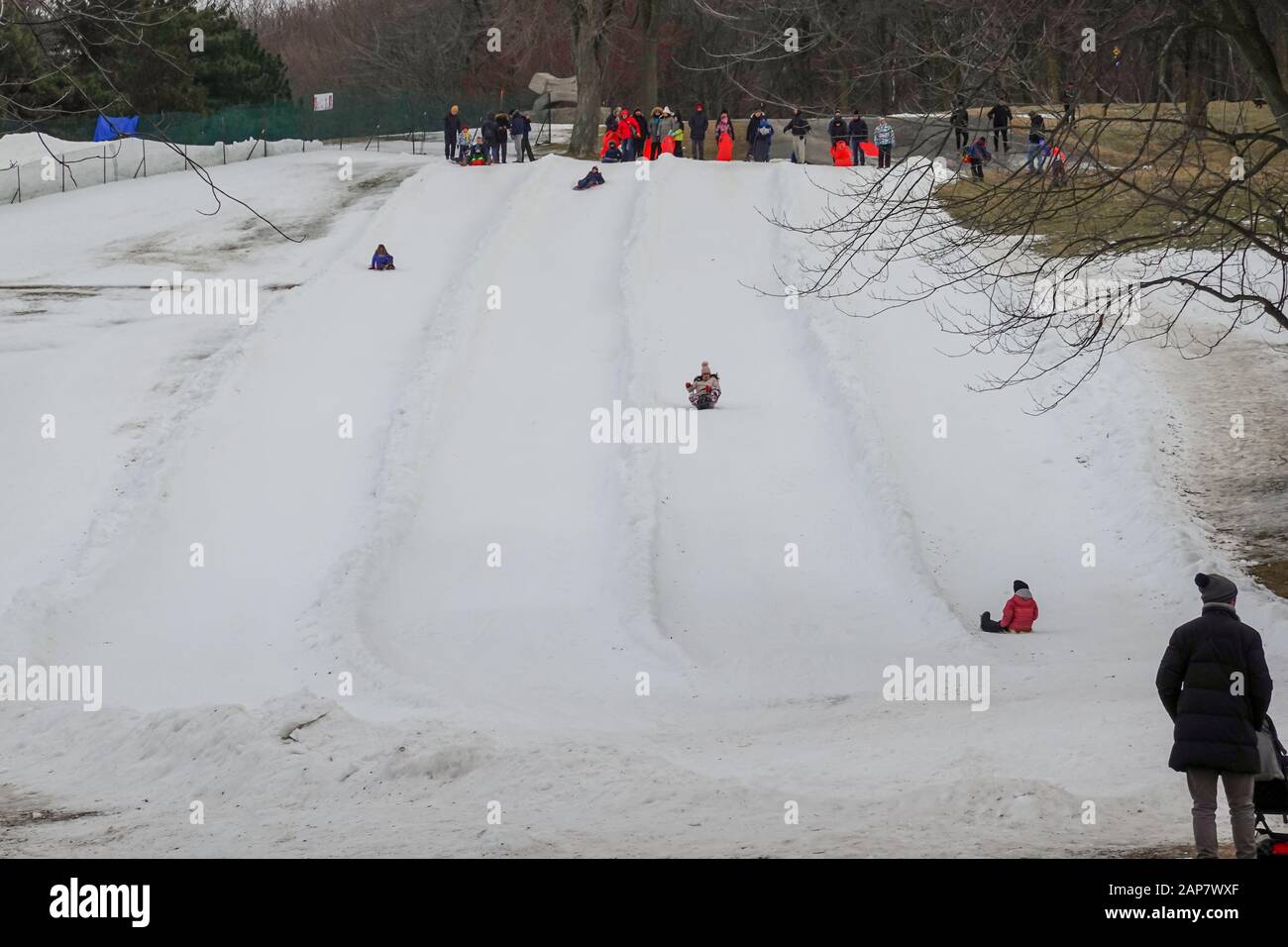 les gens glissent sur la neige et jouent en plein air en hiver en 2020 Banque D'Images