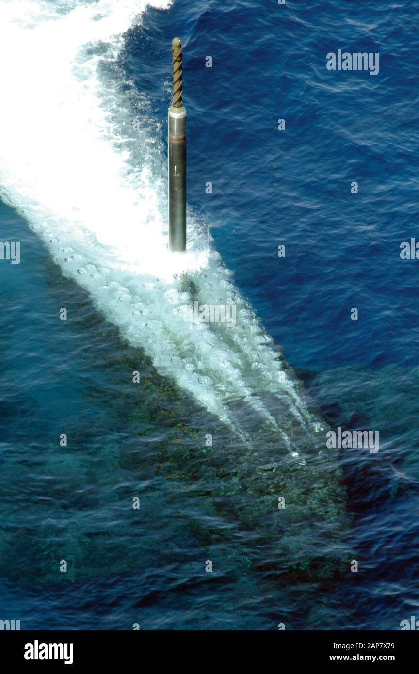 Un persiscope demeure un sous-marin électrique diesel de classe Collins de la Marine australienne. Banque D'Images