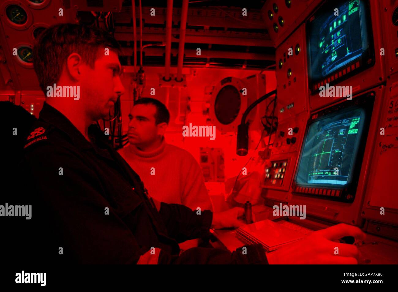Un équipage naval à la tête d'un sous-marin électrique diesel Collins Class de la Marine australienne. Banque D'Images