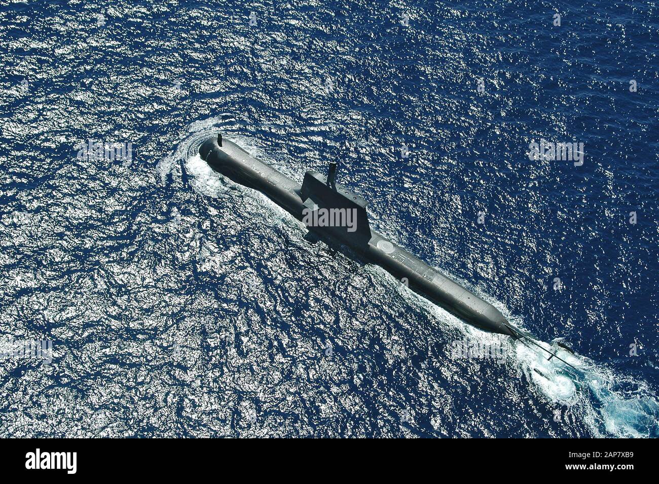 Vue aérienne du sous-marin électrique diesel de classe Collins de la marine anaustralienne en mer. Banque D'Images