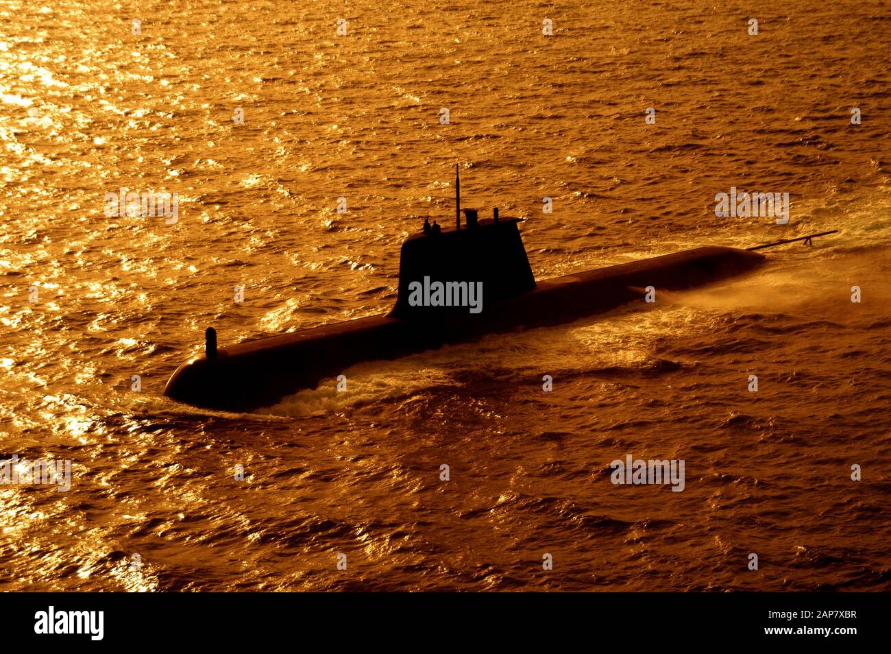 Vue aérienne du sous-marin électrique diesel de classe Collins de la marine anaustralienne en mer. Banque D'Images
