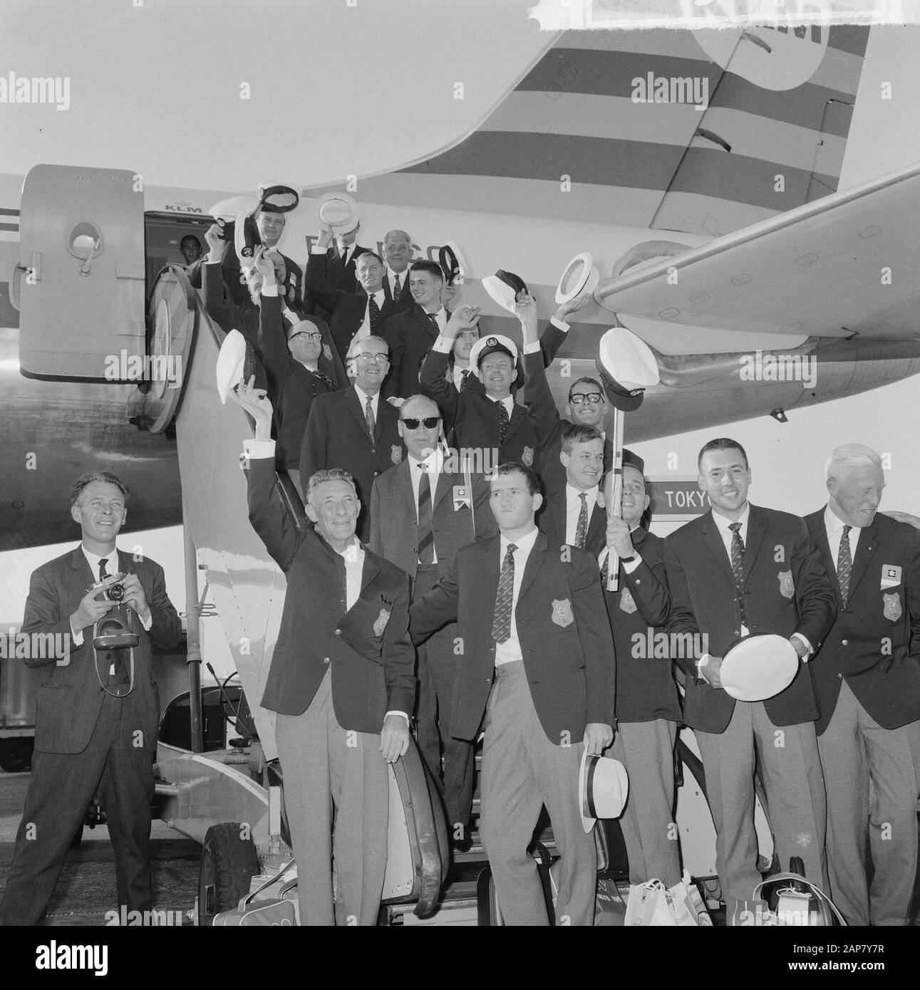Chef de mission Simon de Wit avec les marins, les rameurs et les judokas laissés à Tokyo, l'équipe sur les escaliers d'avion Date: 23 septembre 1964 mots clés: Judokas, labour, rameurs, escalier de vol Nom personnel: Simon de Wit Banque D'Images