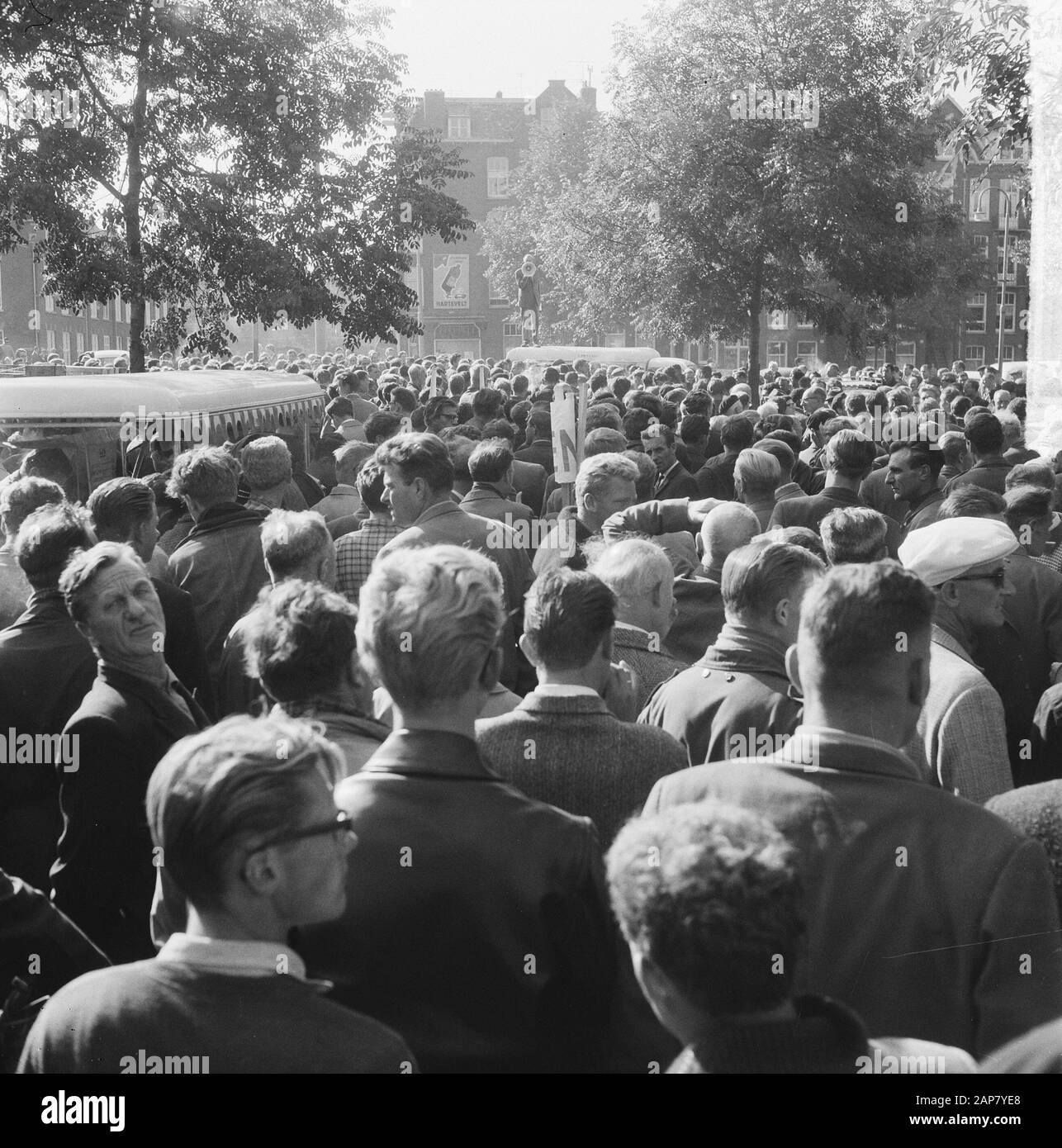 Travailleurs de la construction à Amsterdam Date: 30 septembre 1964 lieu: Amsterdam, Noord-Holland mots clés: BOUDVACKERS, démonstrations Banque D'Images