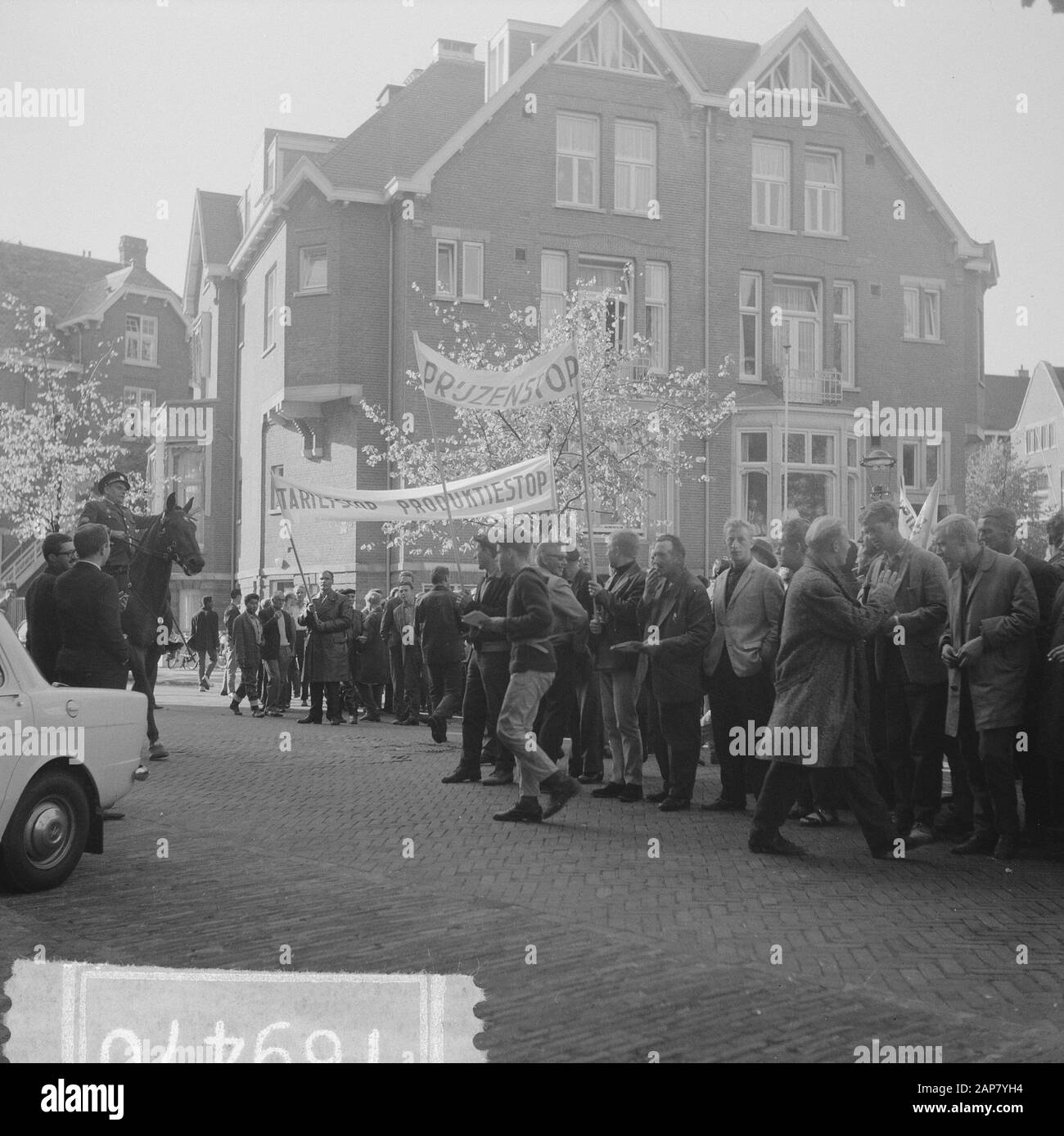Travailleurs de la construction à Amsterdam Date: 30 septembre 1964 lieu: Amsterdam, Noord-Holland mots clés: BOUDVACKERS, démonstrations Banque D'Images