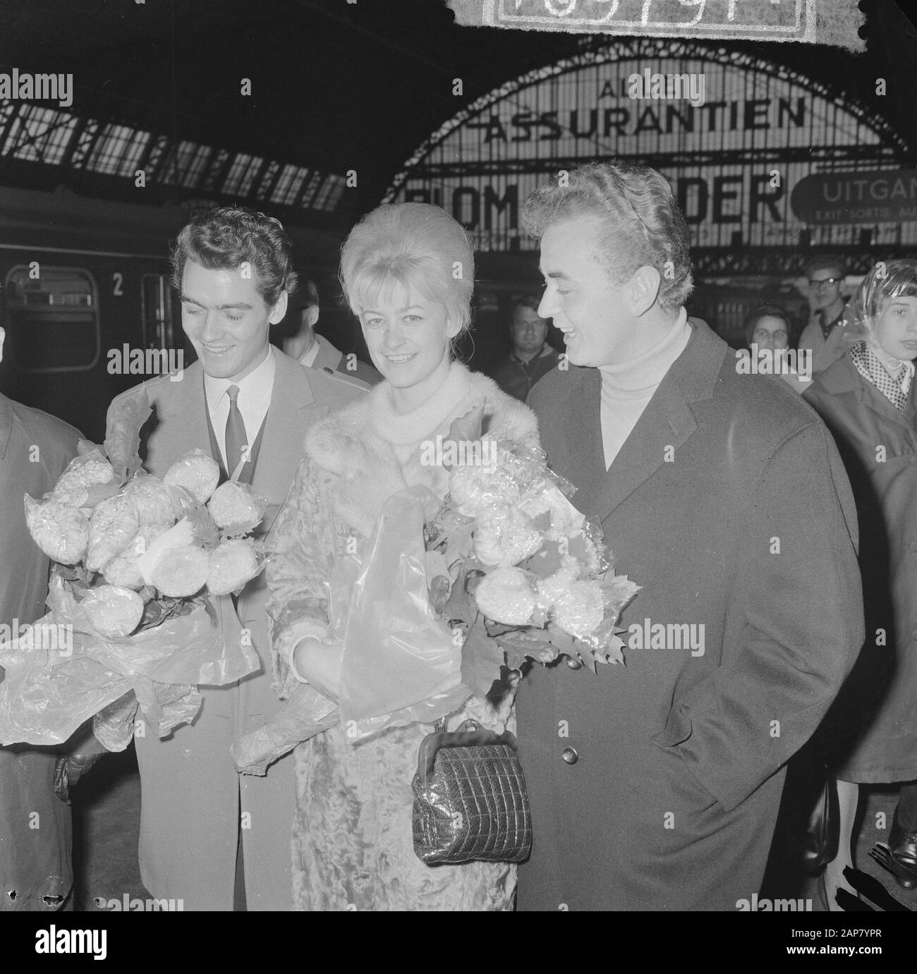 Arrivée de la danseuse de glace Marika Kilius et Hans Jürgen Bäumler à la gare centrale d'Amsterdam, v.l.n.n. Marika Kilius, Hans Jurgen et Werner Zahn à la gare centrale Annotation: Ils se sont produits à la revue de glace viennese Date: 7 octobre 1964 lieu: Amsterdam, Noord-Holland mots clés: Arrivées Nom personnel: Bäumler, Hans-Jürgen, Kilius, Marika Banque D'Images