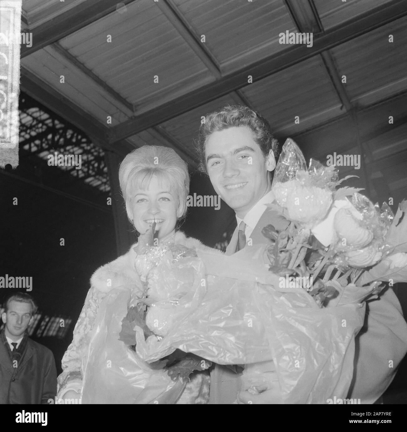Arrivée danseuse Marika Kilius et Hans Jürgen Bäumler à la gare centrale d'Amsterdam Annotation: Ils se sont produits à la revue de glace viennois Date: 7 octobre 1964 lieu: Amsterdam, Hollande-Nord mots clés: Arrivées Nom personnel: Bäumler, Hans-Jürgen, Kilius, Marika Banque D'Images