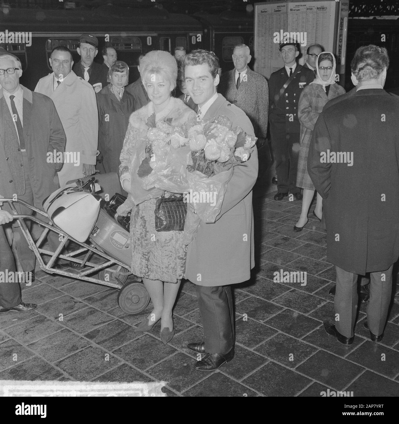 Arrivée danseuse Marika Kilius et Hans Jürgen Bäumler à la gare centrale d'Amsterdam Annotation: Ils se sont produits à la revue de glace viennois Date: 7 octobre 1964 lieu: Amsterdam, Hollande-Nord mots clés: Arrivées Nom personnel: Bäumler, Hans-Jürgen, Kilius, Marika Banque D'Images