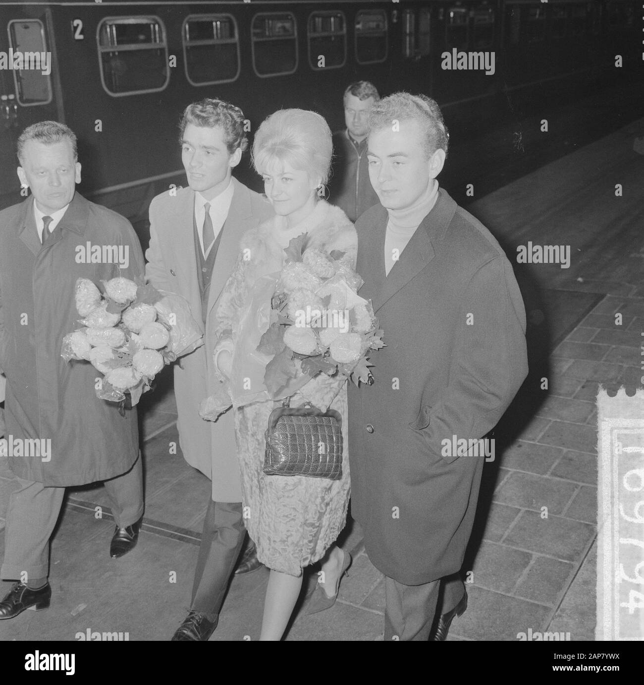 Arrivée de la danseuse de glace Marika Kilius et Hans Jürgen Bäumler à la gare centrale d'Amsterdam, v.l.n.n. Marika Kilius, Hans Jurgen et Werner Zahn à la gare centrale Annotation: Ils se sont produits à la revue de glace viennese Date: 7 octobre 1964 lieu: Amsterdam, Noord-Holland mots clés: Arrivées Nom personnel: Bäumler, Hans-Jürgen, Kilius, Marika Banque D'Images