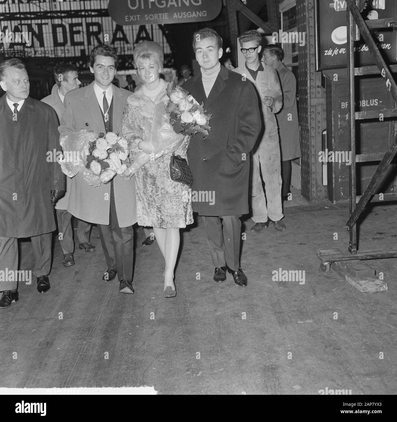 Arrivée de la danseuse de glace Marika Kilius et Hans Jürgen Bäumler à la gare centrale d'Amsterdam, v.l.n.n. Marika Kilius, Hans Jurgen et Werner Zahn à la gare centrale Annotation: Ils se sont produits à la revue de glace viennese Date: 7 octobre 1964 lieu: Amsterdam, Noord-Holland mots clés: Arrivées Nom personnel: Bäumler, Hans-Jürgen, Kilius, Marika Banque D'Images