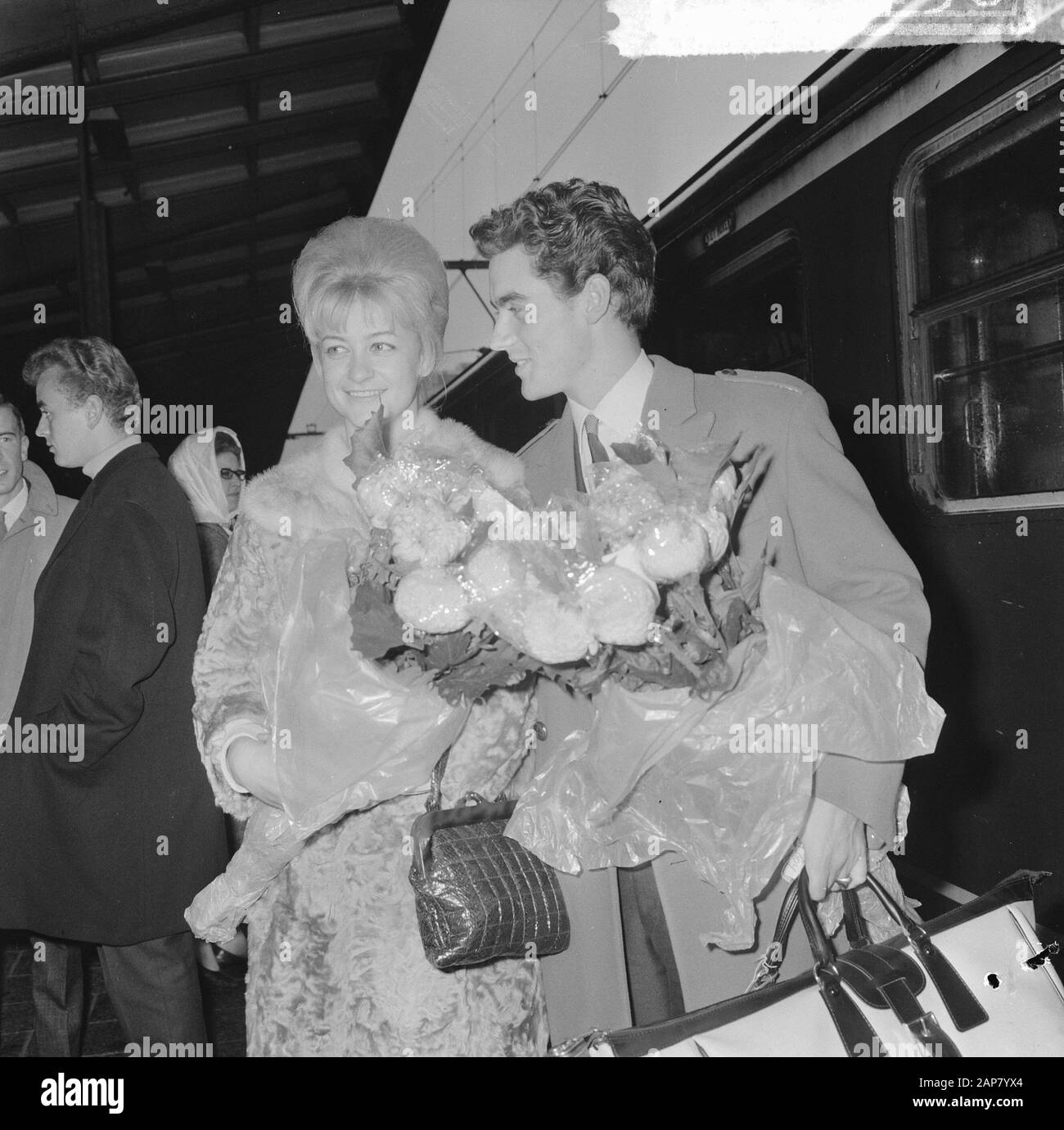 Arrivée de la danseuse Marika Kilius et Hans Jürgen Bäumler à la gare centrale d'Amsterdam. (Gauche Werner Zahn) Annotation: Ils se sont produits à l'icerevue viennois Date: 7 octobre 1964 lieu: Amsterdam, Noord-Holland mots clés: Arrivées Nom personnel: Bäumler, Hans-Jürgen, Kilius, Marika Banque D'Images