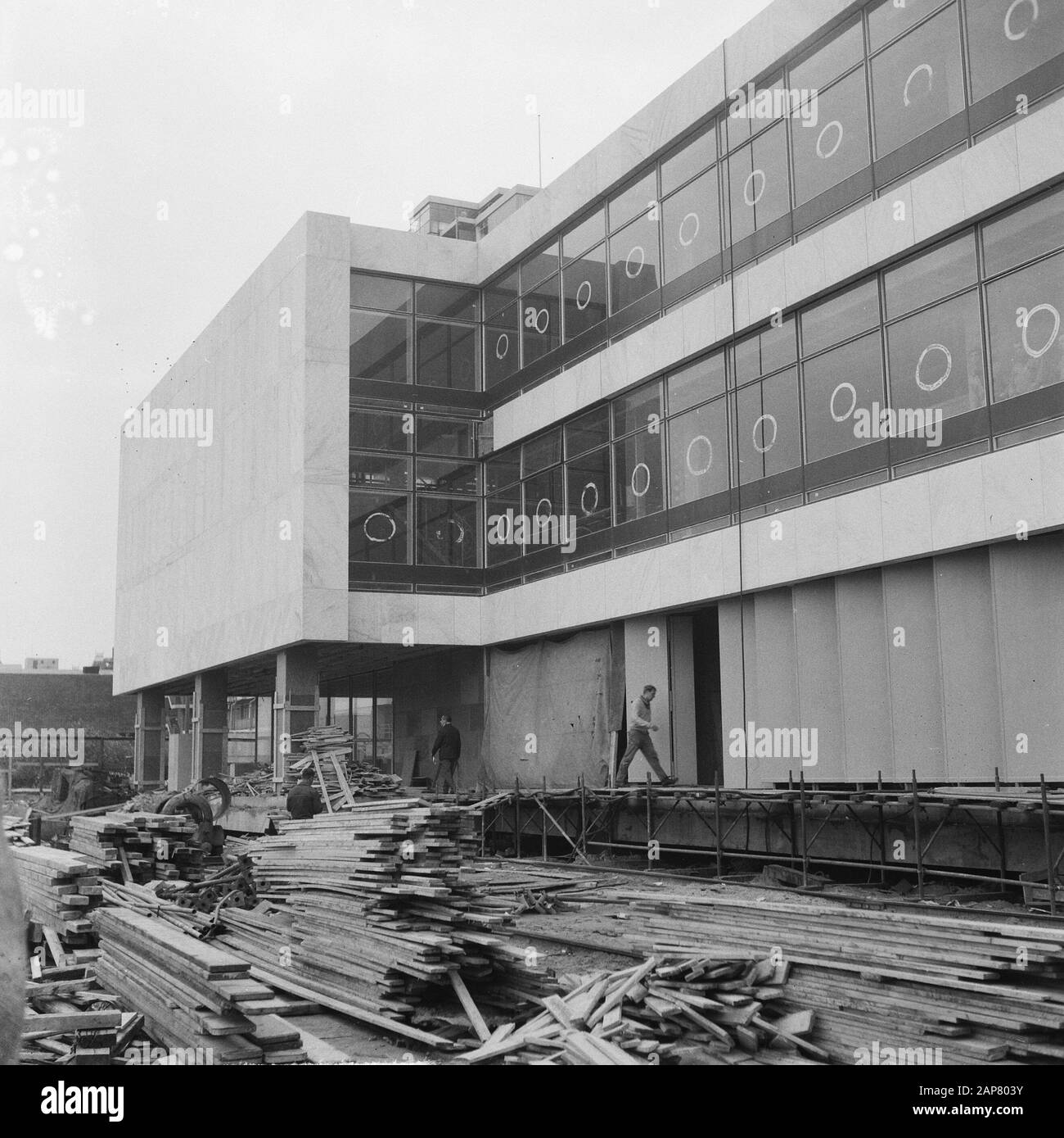 Construction Concertgebouw à Rotterdam, à gauche et à droite à l'arrière du bâtiment Date : 23 octobre 1964 lieu : Rotterdam, Zuid-Holland mots clés : ÉDIFICES de concerts, construction Banque D'Images