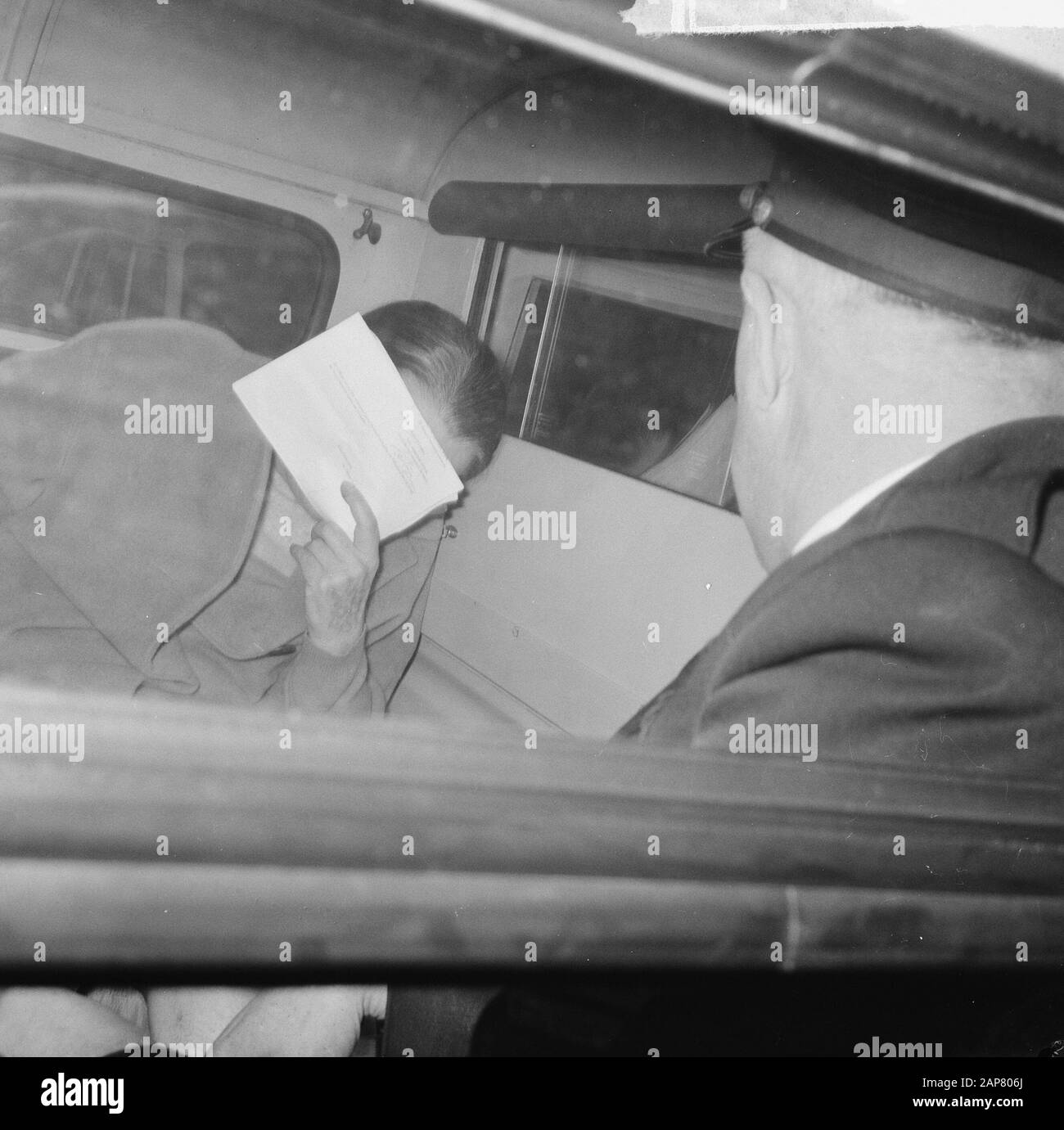 Avocate Marianne Kreuzer présentée avant, elle masque son visage pendant le transport Date: 27 octobre 1964 mots clés: Transport Banque D'Images