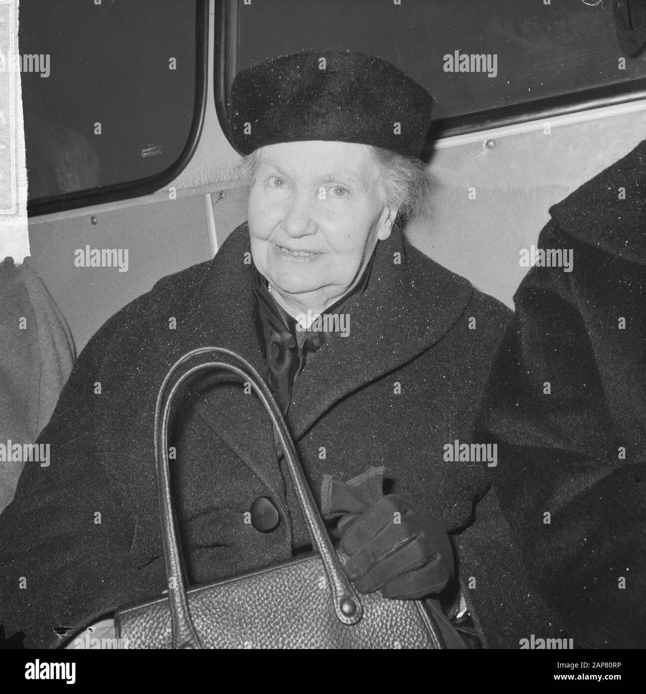 Arrivée Mme G. Kurtz à Schiphol reçoit le prix Albert Schweitzer (kop) Date: 22 janvier 1965 lieu: Noord-Holland, Schiphol mots clés: Arrivées Nom personnel: Dr. G. Kurtz Banque D'Images