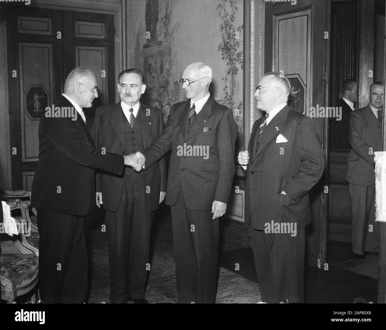 100 ans d'existence sténographie de chambre. À côté du premier ministre Drees van de Senate (R. Kranenburg) et la Chambre des Représentants (L.G. Kortenhorst) Date: 27 septembre 1949 lieu: La Haye, Zuid-Holland mots clés: Anniversaires, états généraux, sténographes Nom personnel: Drees W., Kortenhorst, L.G., Kranenburg, R. Banque D'Images
