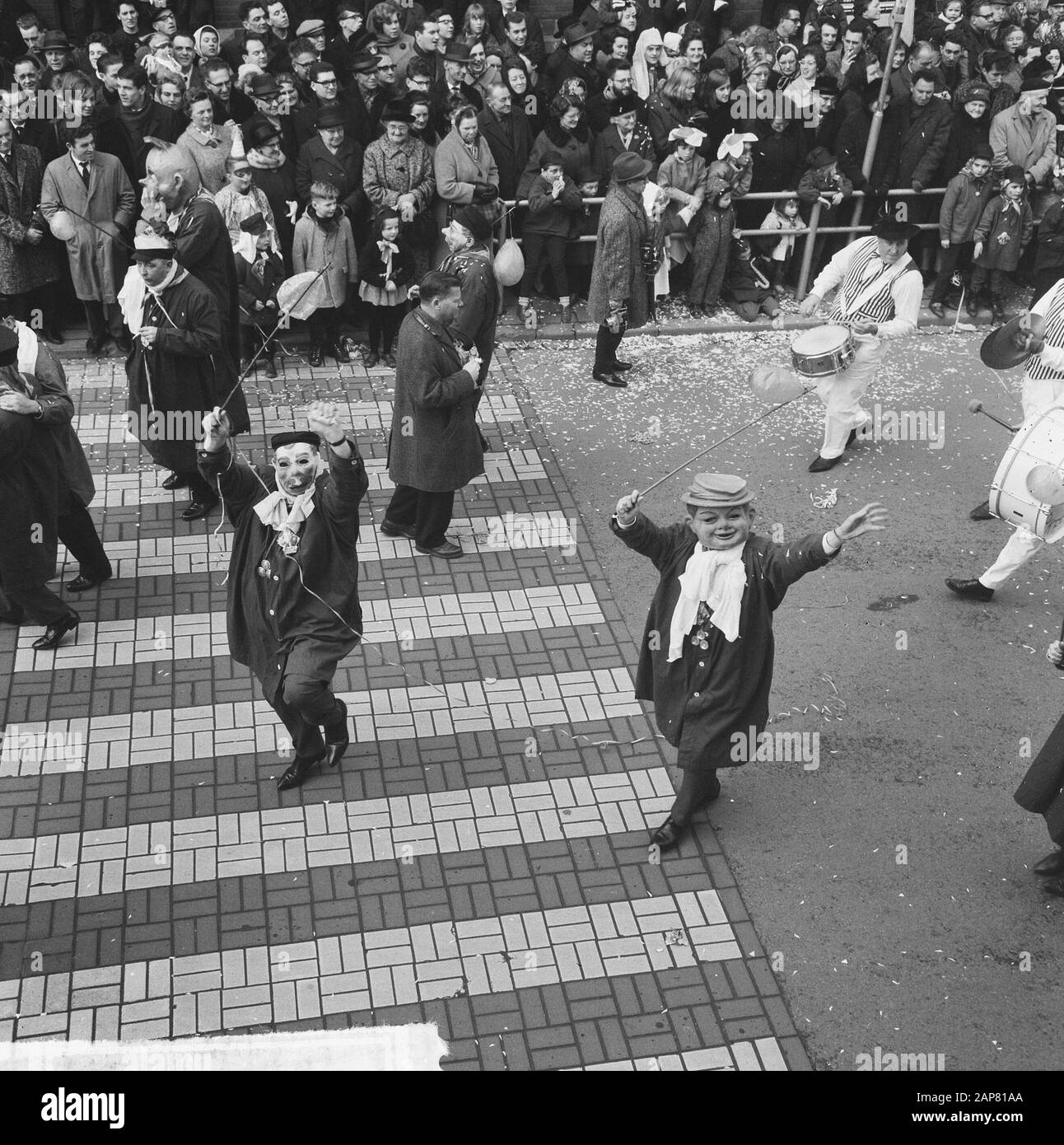Carnival Bergen op Zoom, Prince Nilles 2 accueil pour la mairie de Bergen op Zoom Date: 27 février 1965 lieu: Bergen op Zoom mots clés: Carnival, salutations, mairie Nom personnel: Banque D'Images