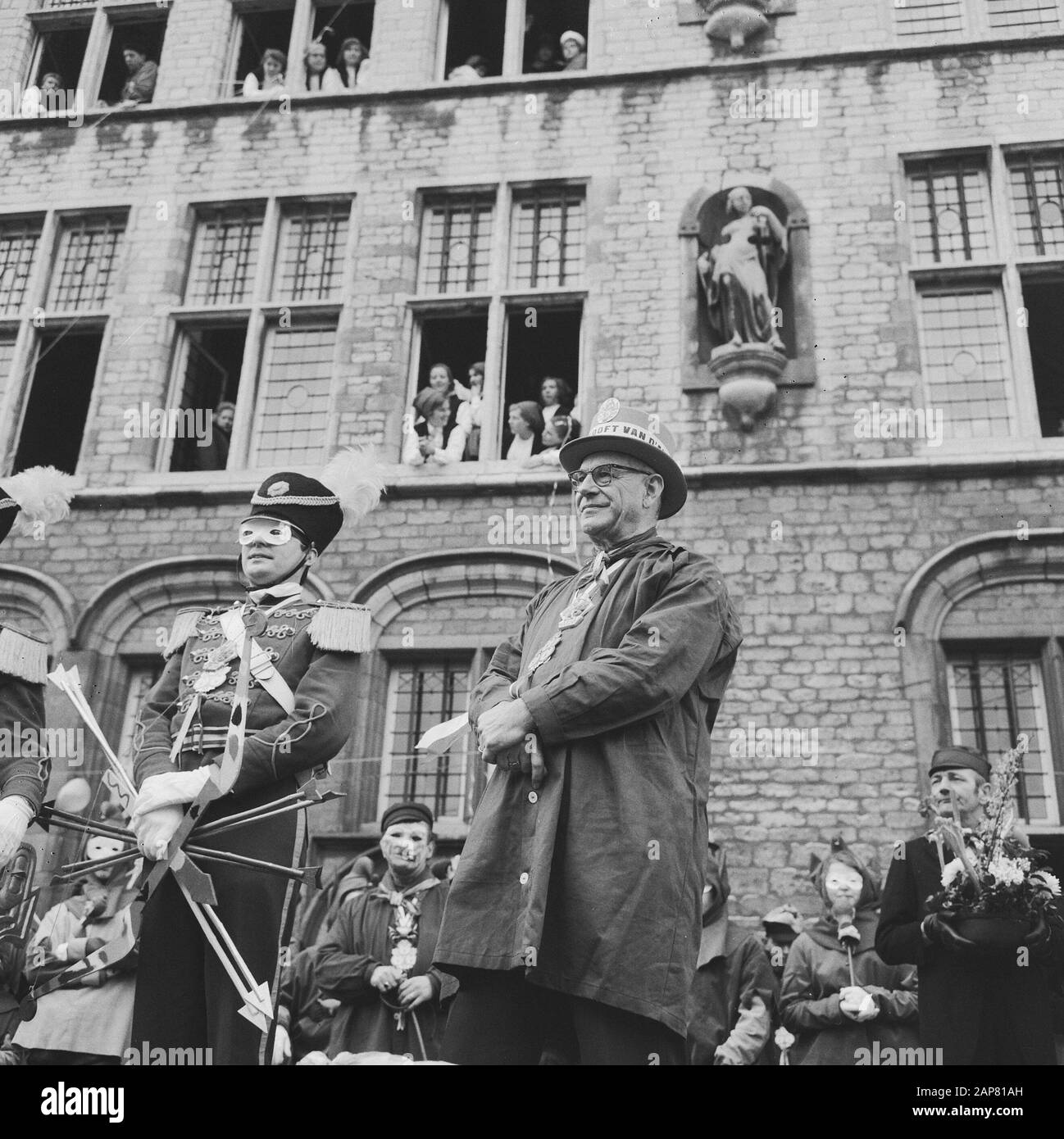 Carnival Bergen op Zoom, Prince Nilles 2 accueil pour la mairie de Bergen op Zoom Date: 27 février 1965 lieu: Bergen op Zoom mots clés: Carnival, salutations, mairie Nom personnel: Banque D'Images