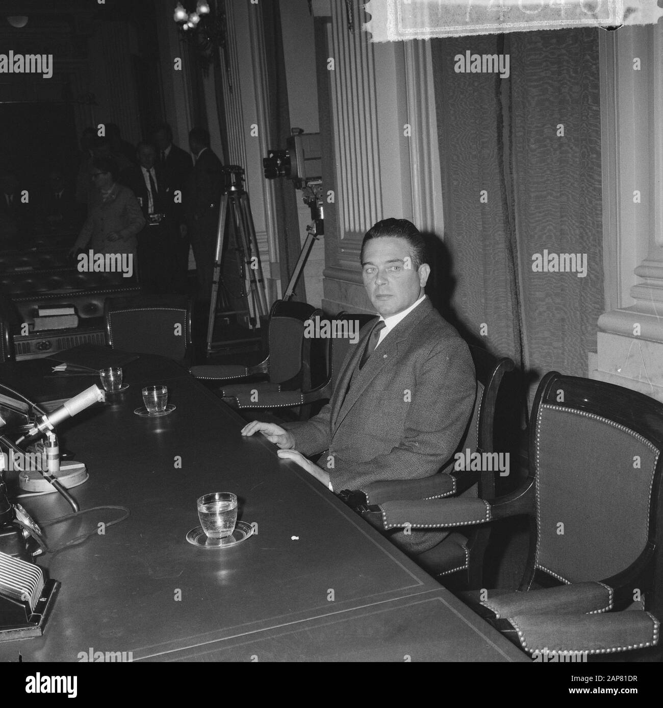 La crise du Cabinet à la deuxième Chambre, le ministre président Marijnen derrière la table du gouvernement Date: 1 mars 1965 mots clés: CABINETSCRISIS, tables du gouvernement Nom personnel: Marijnen, Victor Banque D'Images