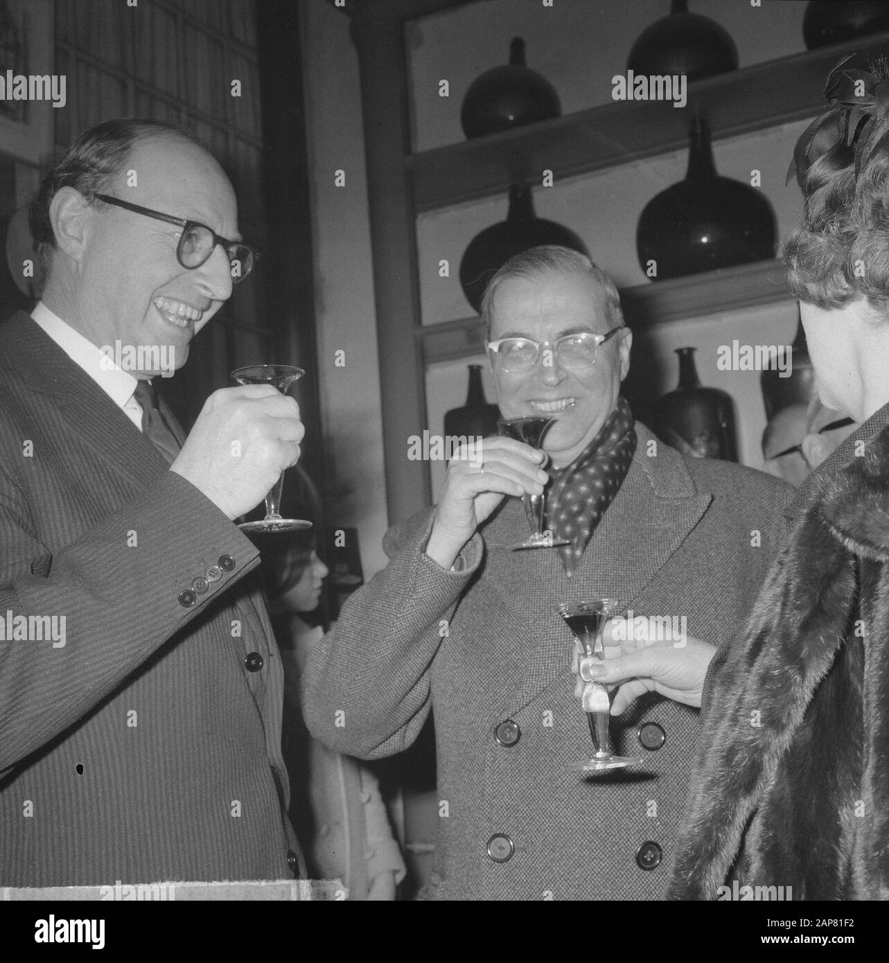 Le maire Van Hall et son Excellence Sir Peter Garran (ambassadeur britannique aux Pays-Bas) ont visité la salle de dégustation Wynand Foking Date : le 9 mars 1965 mots clés : Ambassadeurs, visites, maires Nom personnel : Foking, Wynand Banque D'Images