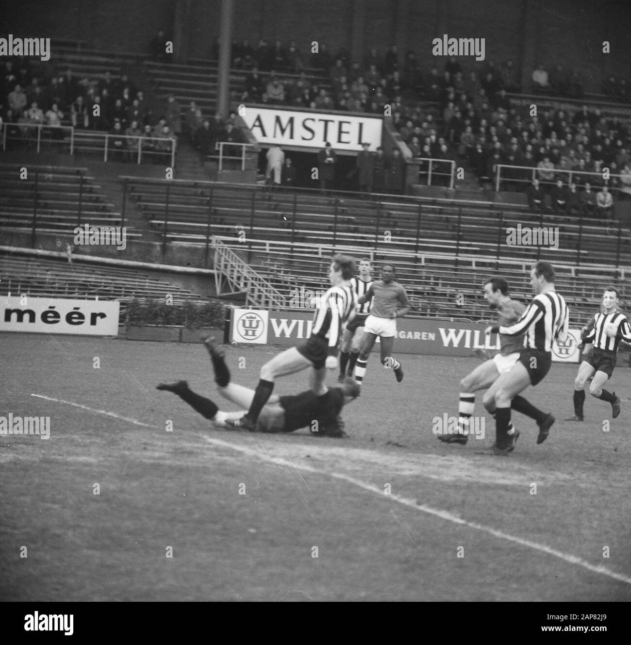 Cup Football Blue-White Contre Les Heracles 4-2, Slisser (Blue-White) (Head) Date : 6 Décembre 1964 Mots Clés : Sport, Football Nom De La Personne : Heracles Nom De L'Institution : Bleu-Blanc Banque D'Images