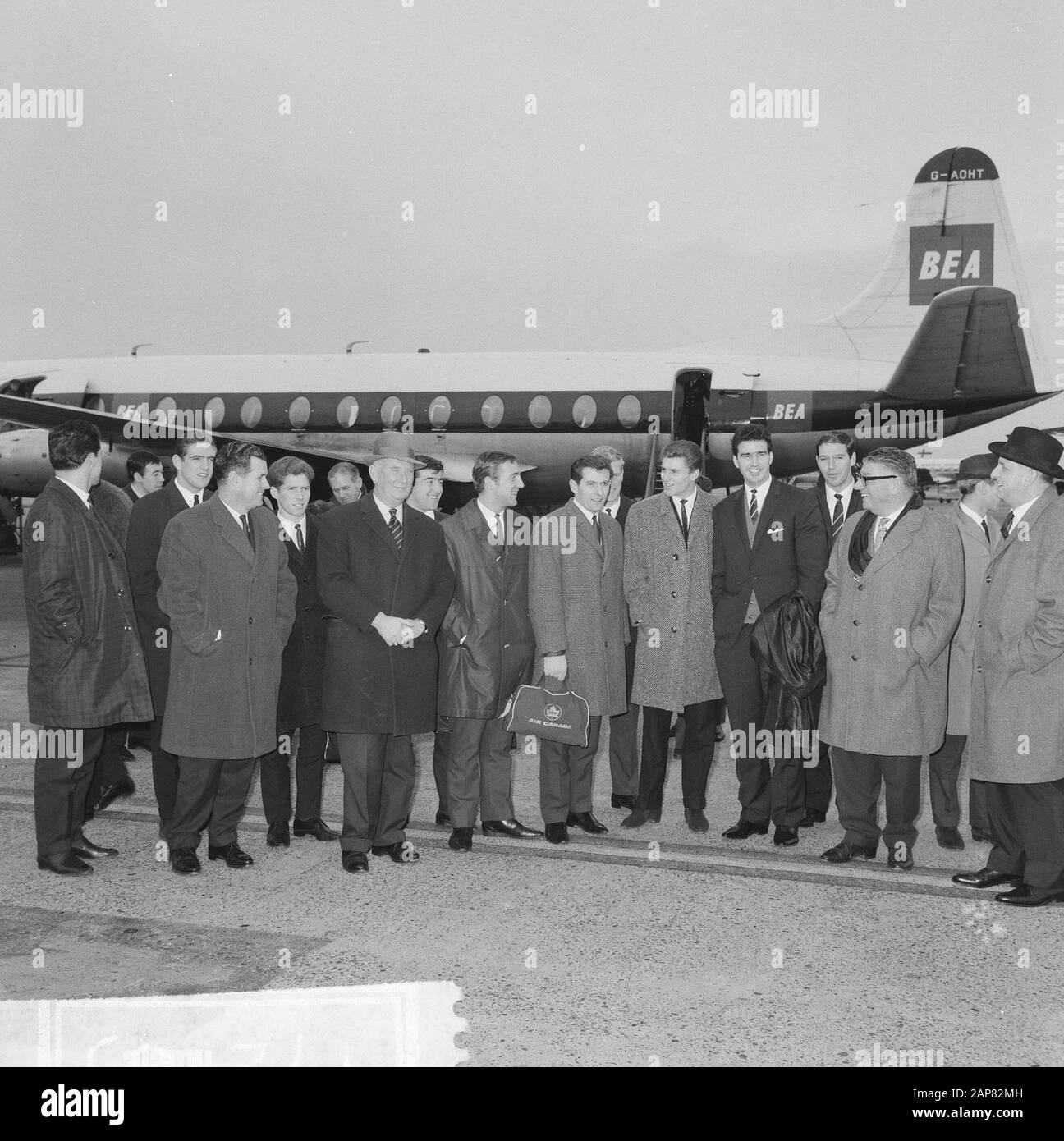 Arrivée équipe de football anglaise à Schiphol Date : 8 décembre 1964 lieu : Noord-Holland, Schiphol mots clés : équipes de football, sports Banque D'Images