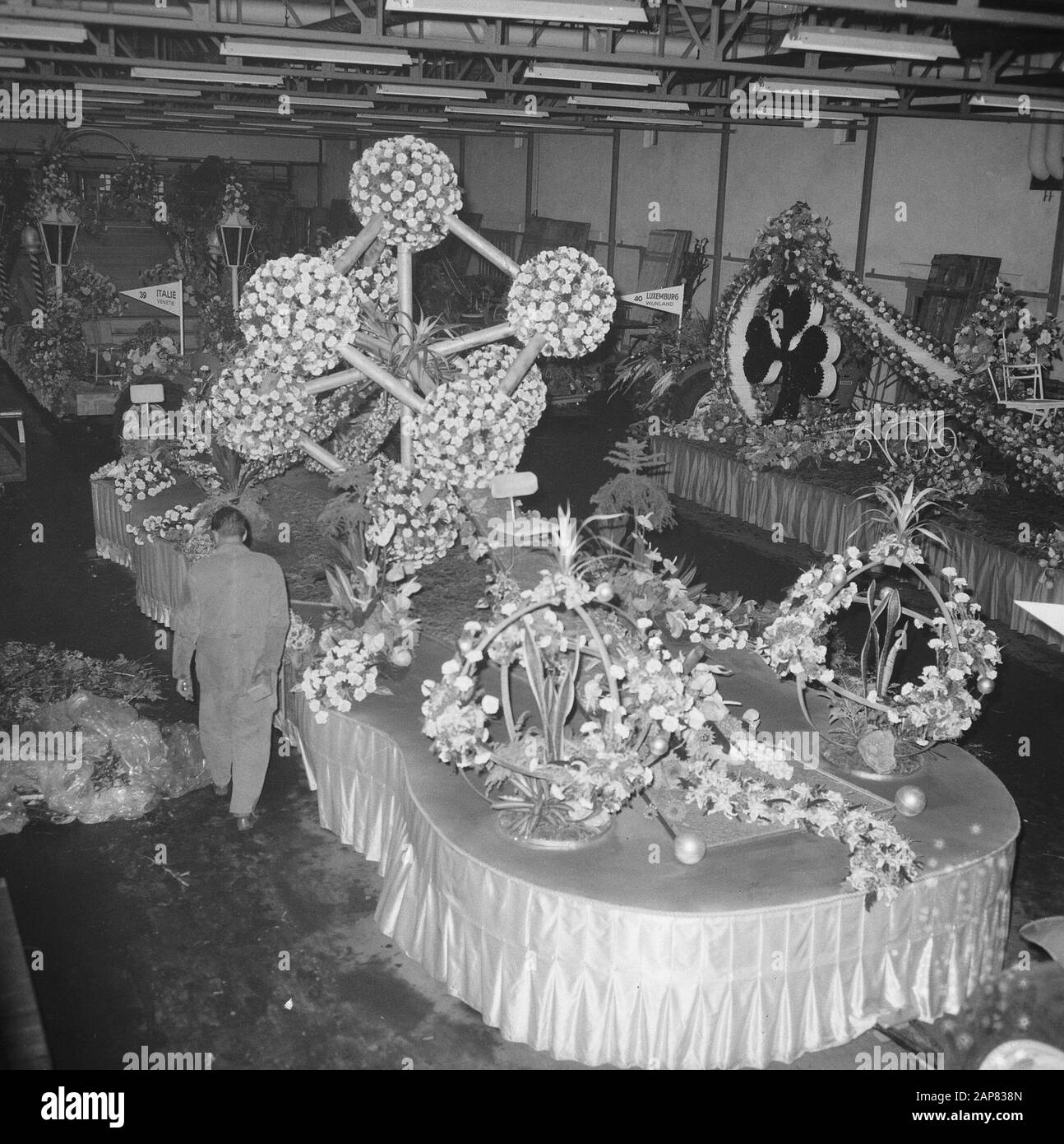 Flower Corso, l'un des showpièces l'Euratom, exécuté en fleurs Date: 3 septembre 1965 mots clés: Flower CORSOS nom De La Personne: Flower Corso, Euratom Banque D'Images