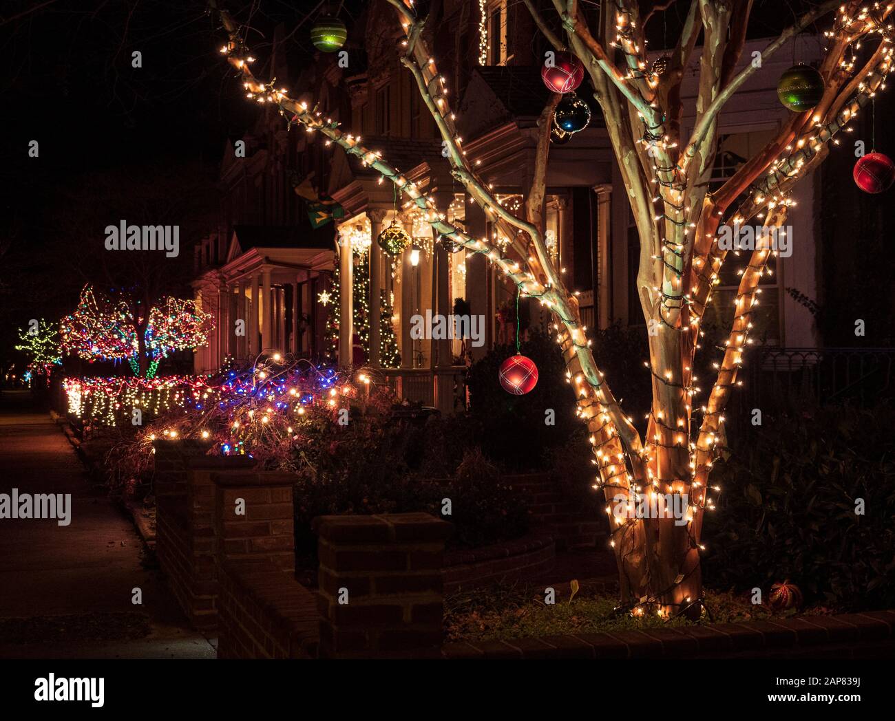 Des décorations de Noël colorées illuminent le quartier des fans de Richmond. Banque D'Images