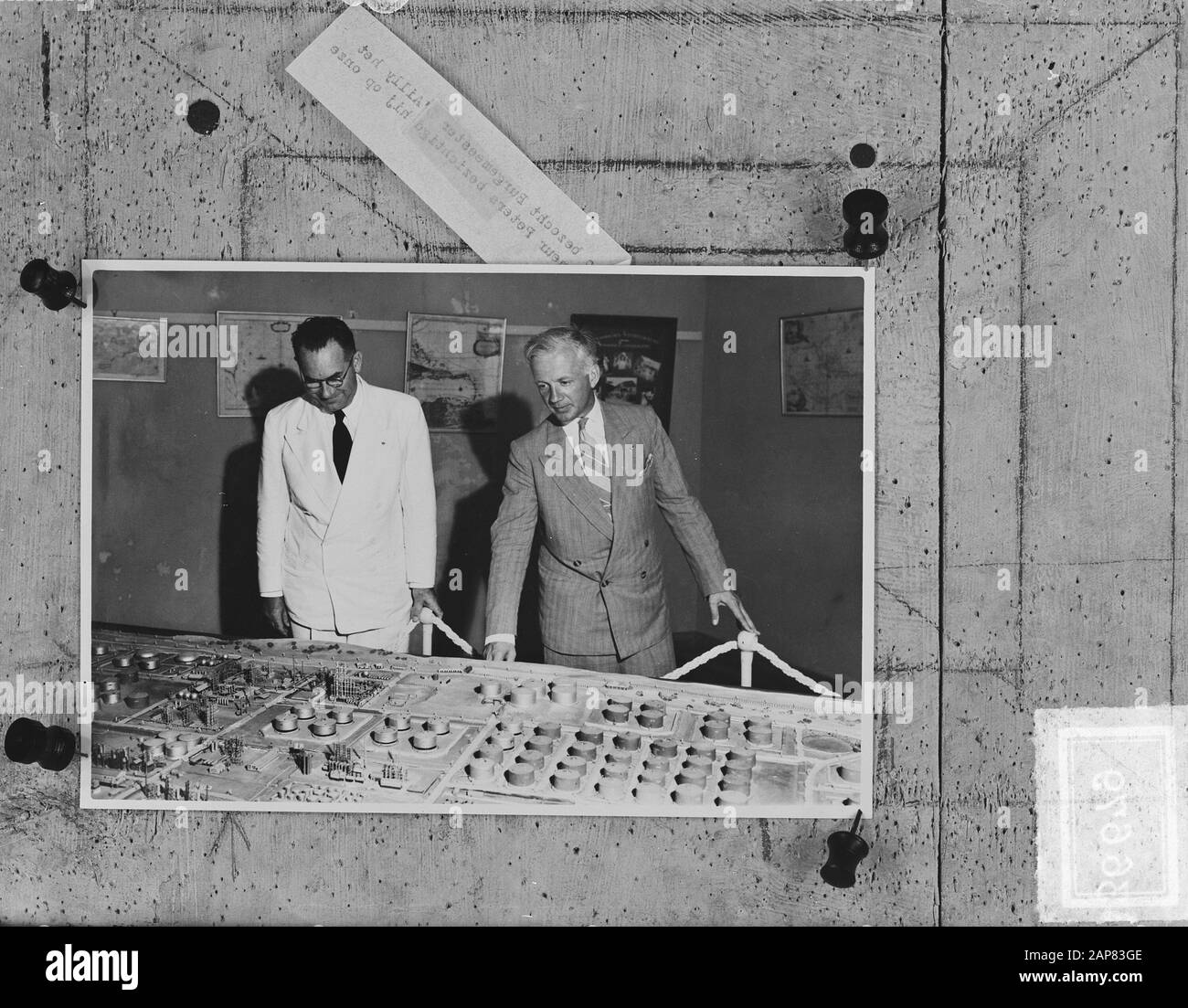 Visite du maire d'Ailly à Curaçao Date : 24 octobre 1949 lieu : Curaçao mots clés : visites Nom personnel : maire d'Ailly Banque D'Images