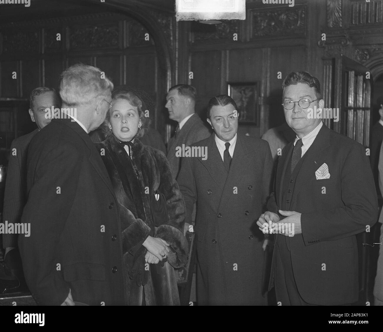 Arrivée Ambassadeur Américain Chapin Avec Fille Helen À Rotterdam Date: 24 Octobre 1949 Lieu: Rotterdam, Zuid-Holland Mots Clés: Arrivées, Filles, Ambassadeurs Nom Personnel: Chapin, Helen Banque D'Images