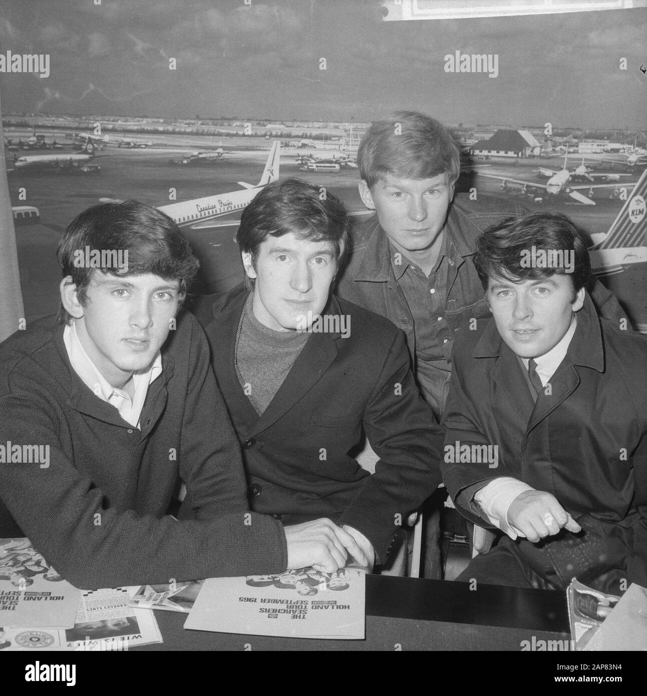 Les Chercheurs de Beatgroep à leur arrivée à Schiphol Date : 17 septembre 1965 lieu : Noord-Holland, Schiphol mots clés : arrivées, groupes de battements Banque D'Images