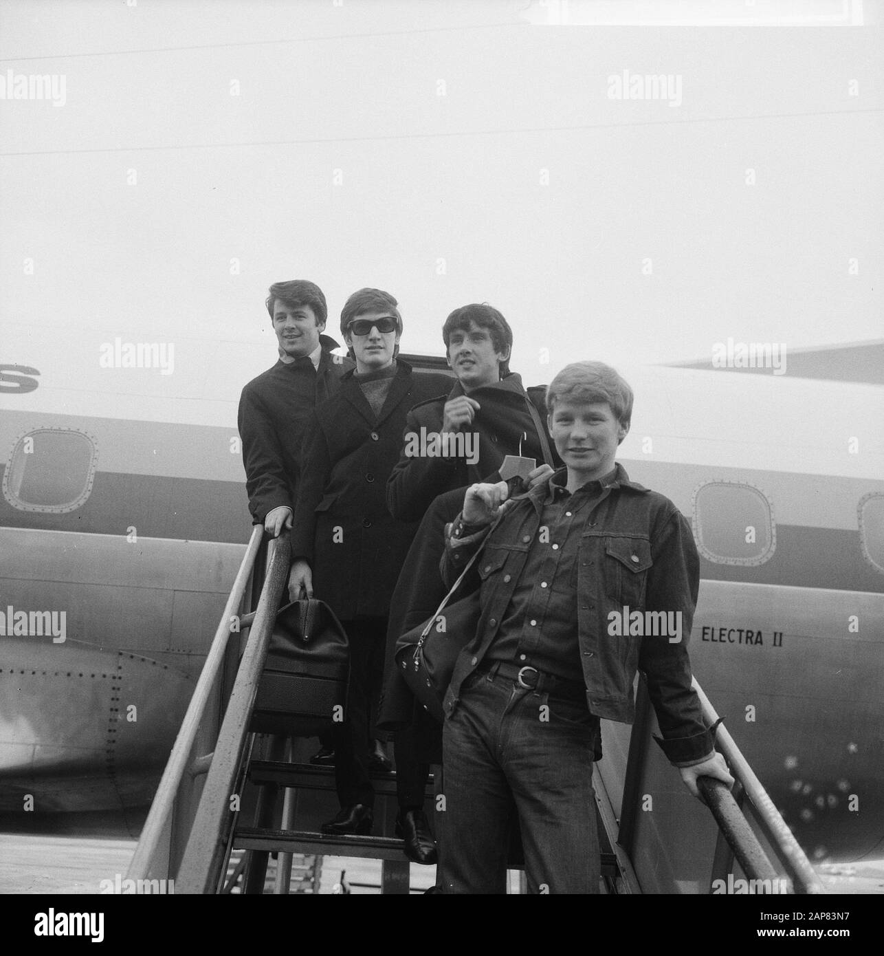 Les Chercheurs de Beatgroep à leur arrivée à Schiphol Date : 17 septembre 1965 lieu : Noord-Holland, Schiphol mots clés : arrivées, groupes de battements Banque D'Images