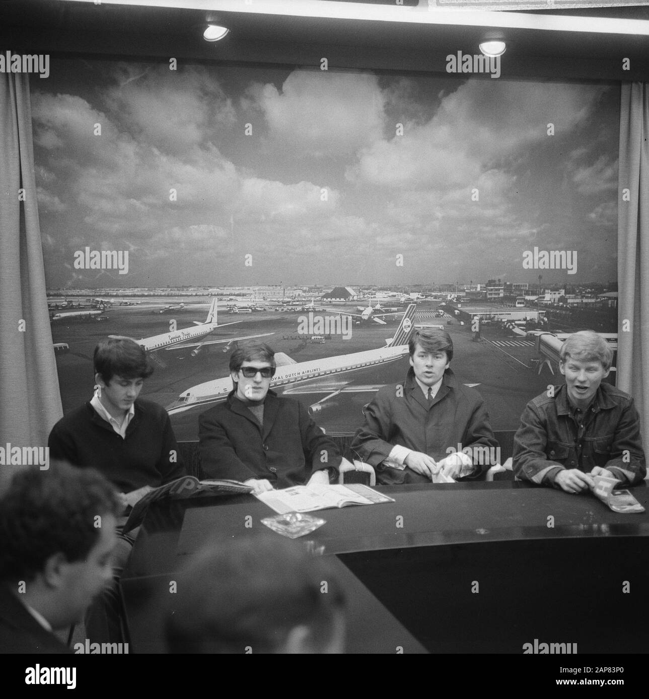 Les Chercheurs de Beatgroep à leur arrivée à Schiphol Date : 17 septembre 1965 lieu : Noord-Holland, Schiphol mots clés : arrivées, groupes de battements Banque D'Images