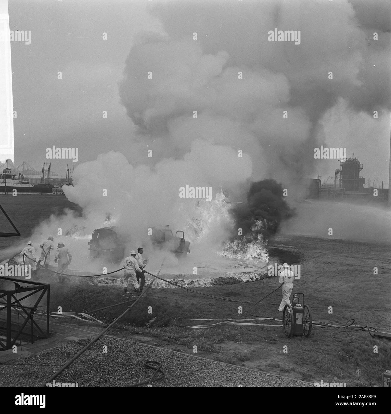 Les pompiers ont donné une manifestation selon le système de lumière K violette à Rotterdam pernis Date: 16 septembre 1965 lieu: Pernis, Rotterdam mots clés: Feu, manifestations Banque D'Images