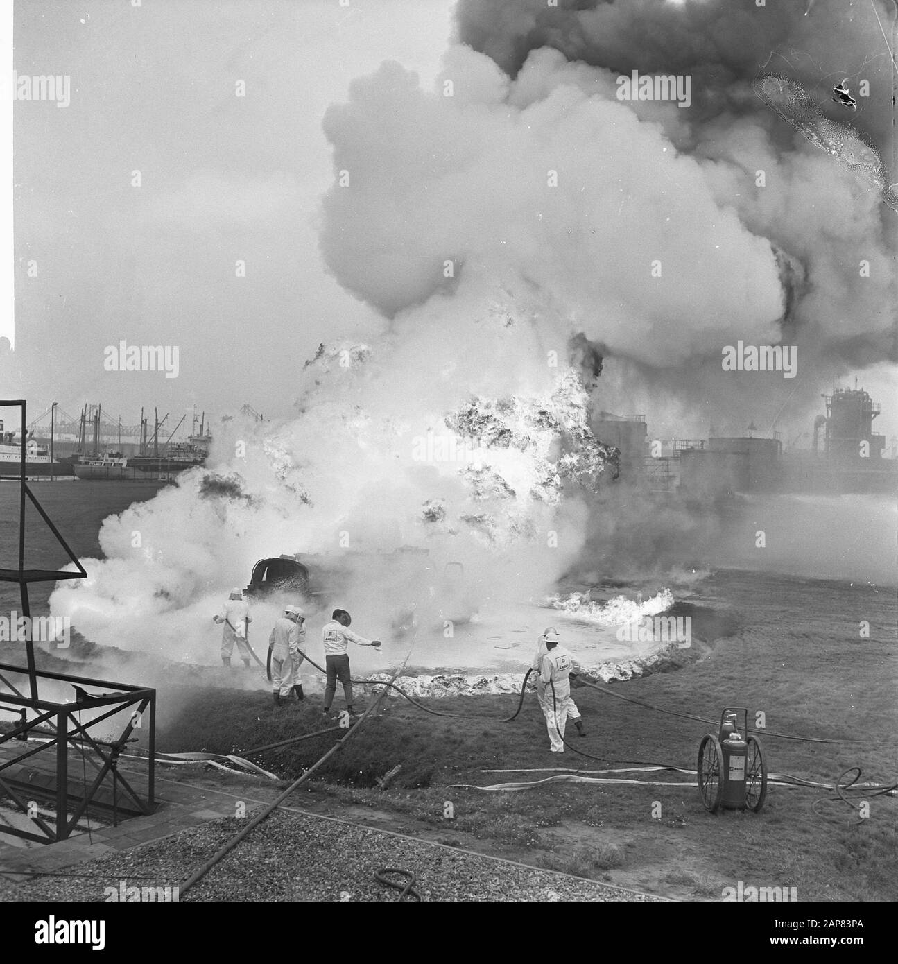 Les pompiers ont donné une manifestation selon le système de lumière K violette à Rotterdam pernis Date: 16 septembre 1965 lieu: Pernis, Rotterdam mots clés: Feu, manifestations Banque D'Images