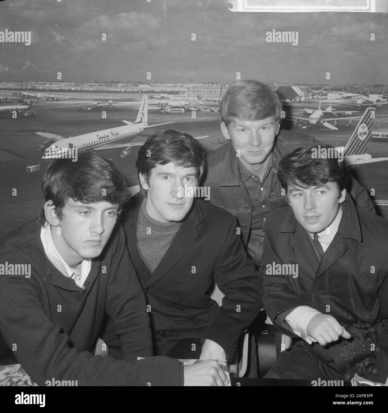 Les Chercheurs de Beatgroep à leur arrivée à Schiphol Date : 17 septembre 1965 lieu : Noord-Holland, Schiphol mots clés : arrivées, groupes de battements Banque D'Images