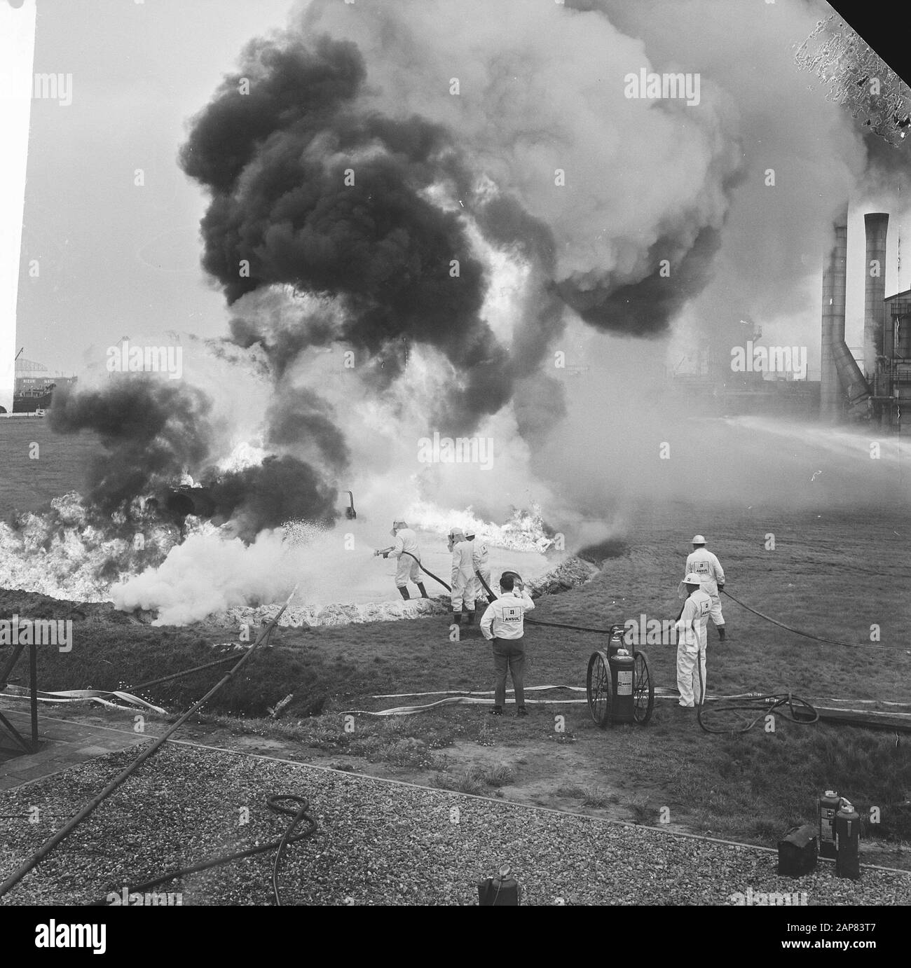 Les pompiers ont donné une manifestation selon le système de lumière K violette à Rotterdam pernis Date: 16 septembre 1965 lieu: Pernis, Rotterdam mots clés: Feu, manifestations Banque D'Images