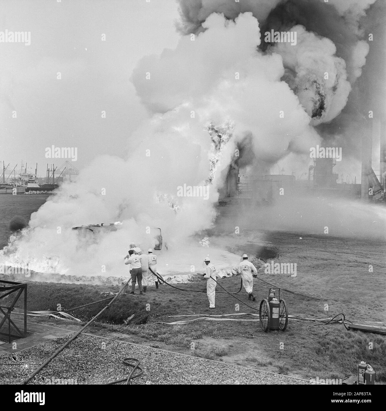 Les pompiers ont donné une manifestation selon le système de lumière K violette à Rotterdam pernis Date: 16 septembre 1965 lieu: Pernis, Rotterdam mots clés: Feu, manifestations Banque D'Images